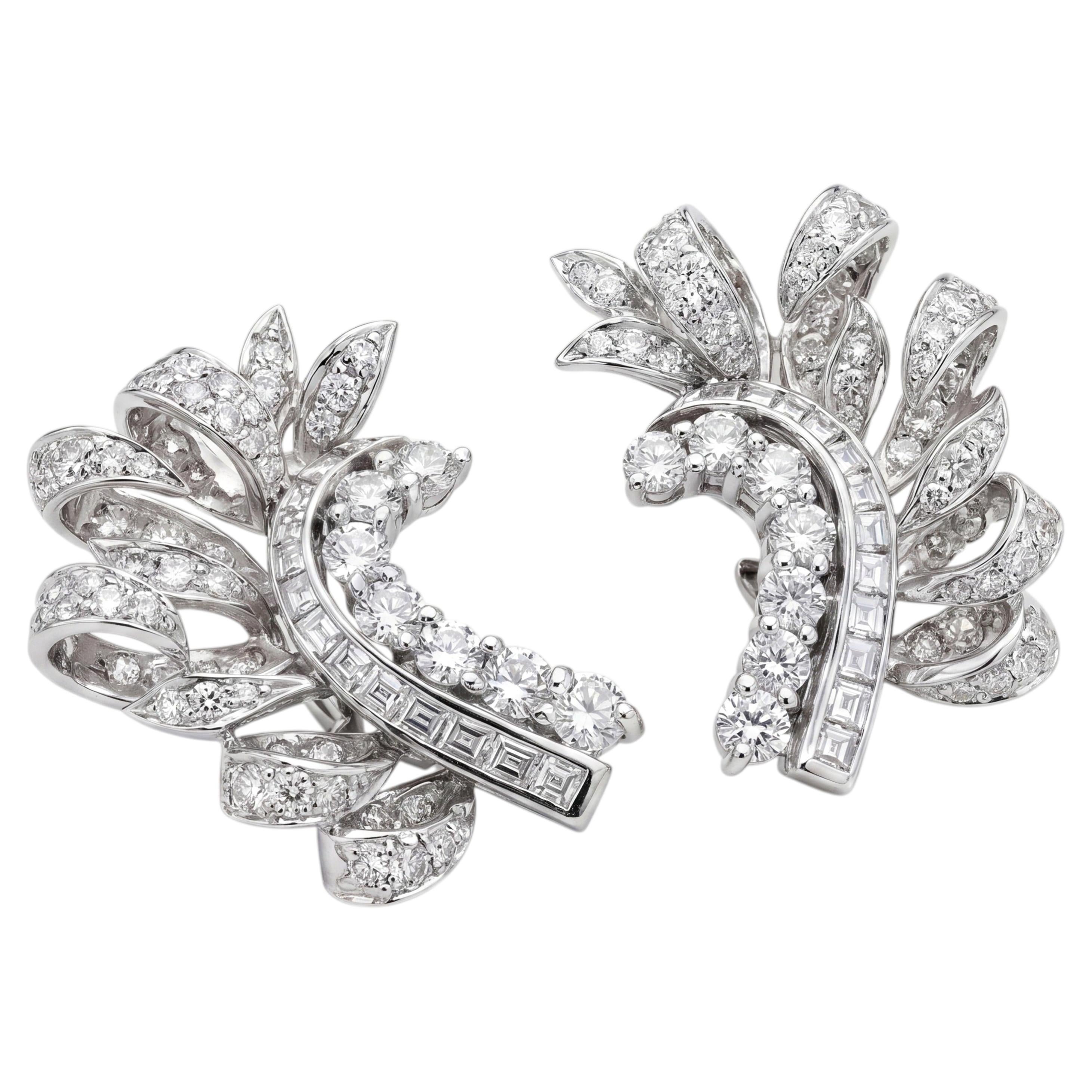 Pendientes de cóctel florales de 18 quilates con diamantes de talla brillante y princesa en venta