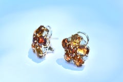 Boucles d'oreilles à bouton en forme de fleur en or blanc 18 carats, ornées de citrines dégradées et de diamants