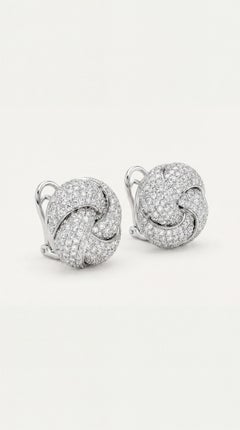 Ohrstecker mit skulpturalem Knoten aus 18 Karat Weißgold und Diamant-Pavé