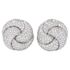 Ohrstecker mit skulpturalem Knoten aus 18 Karat Weißgold und Diamant-Pavé