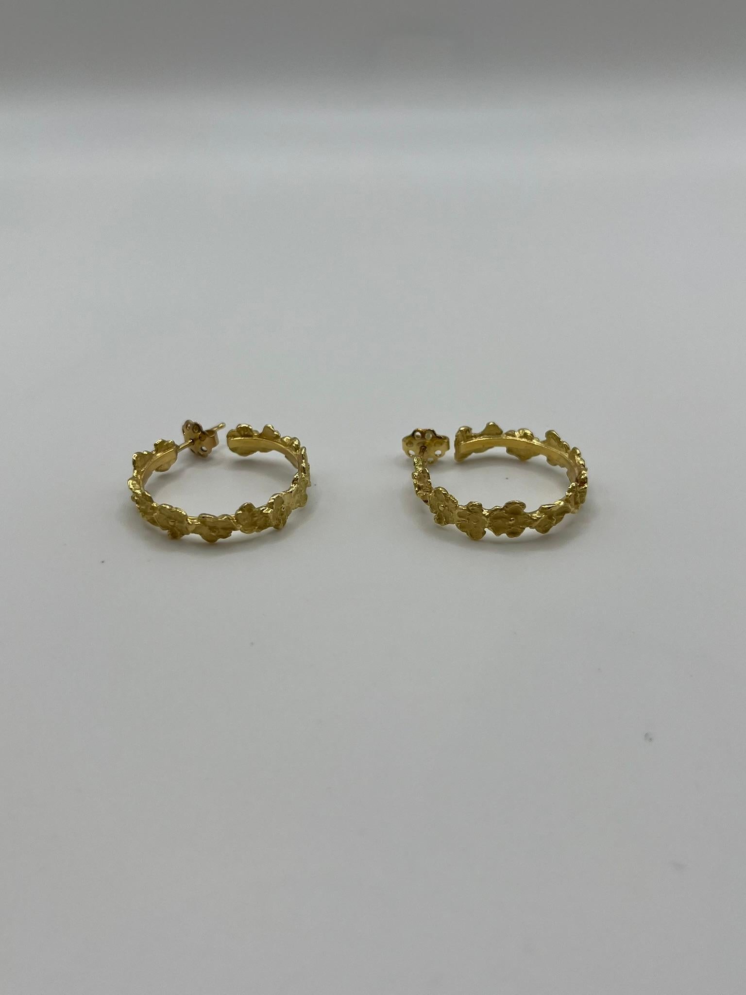 Pendientes de aro hechos a mano en oro amarillo de 18 kt. en venta 2