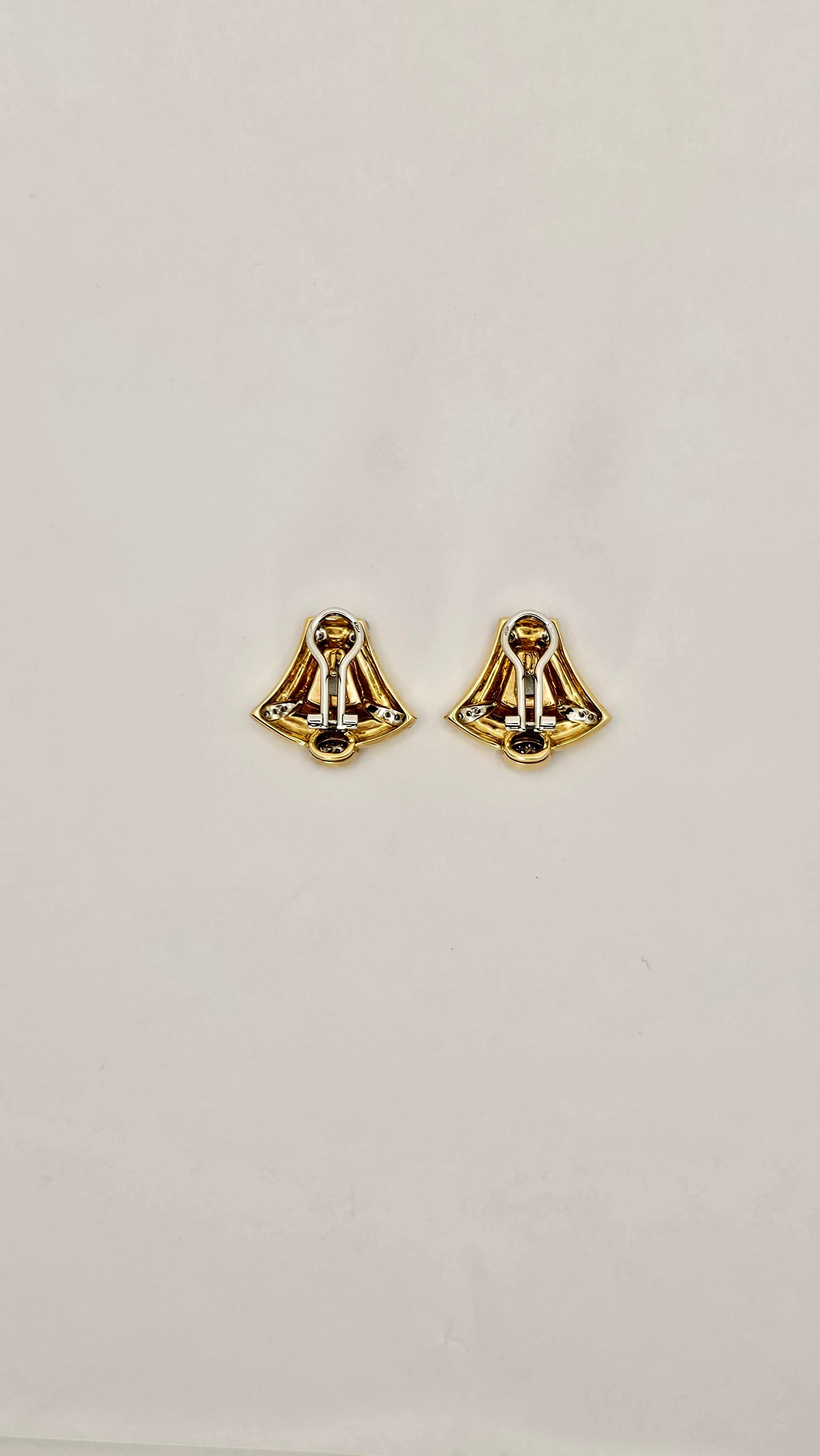 Paire de boucles d'oreilles en or 18 carats datant des années 1990.
Ce modèle au dessin trapézoïdal irrégulier est orné de nacre noire, également en forme de trapèze, taillée en cabochon.
Des diamants taille brillant d'un poids de 0,42 carat sont