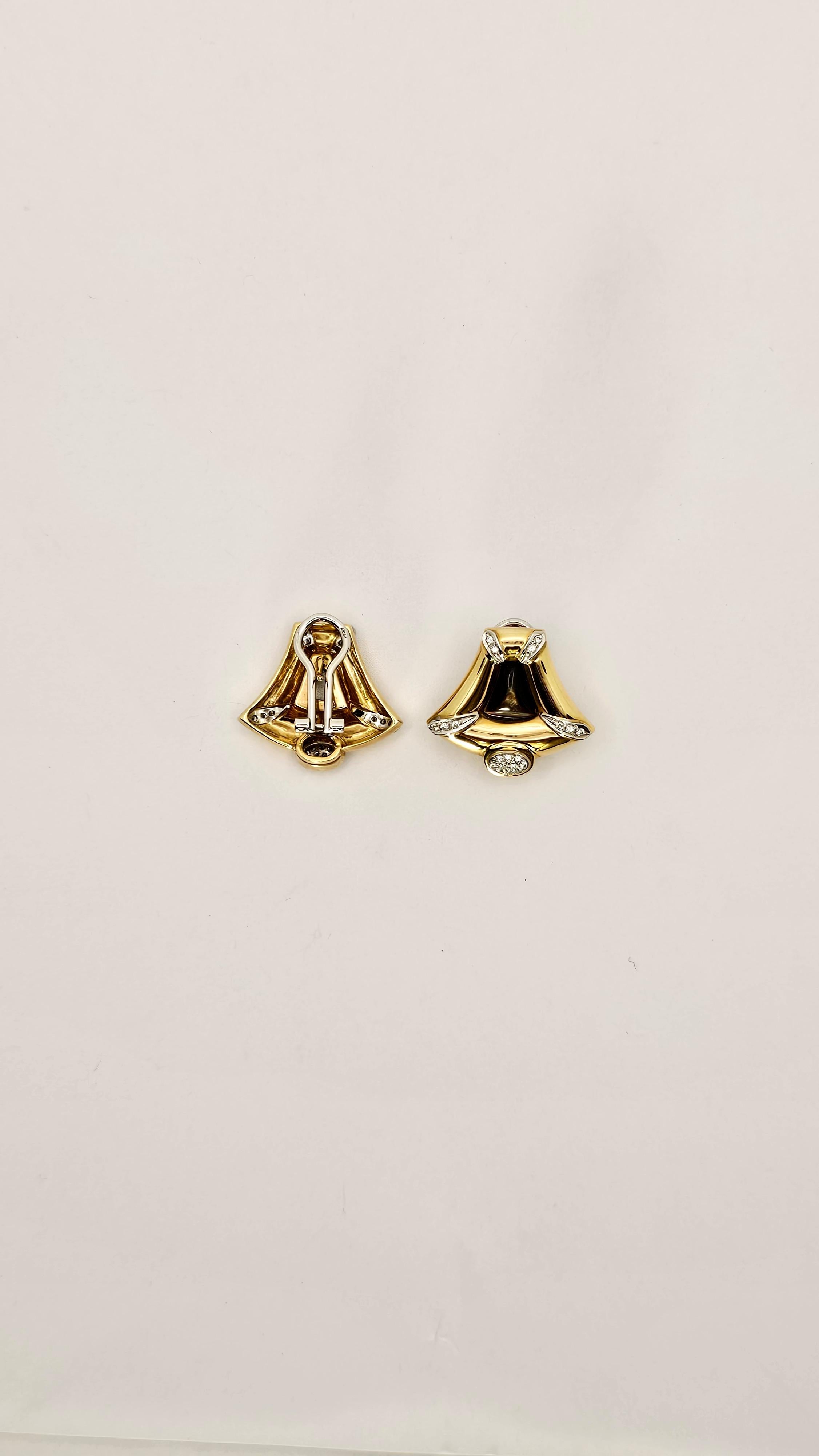Contemporain Boucles d'oreilles clips des années 1990 en or jaune, diamants et nacre noire en vente