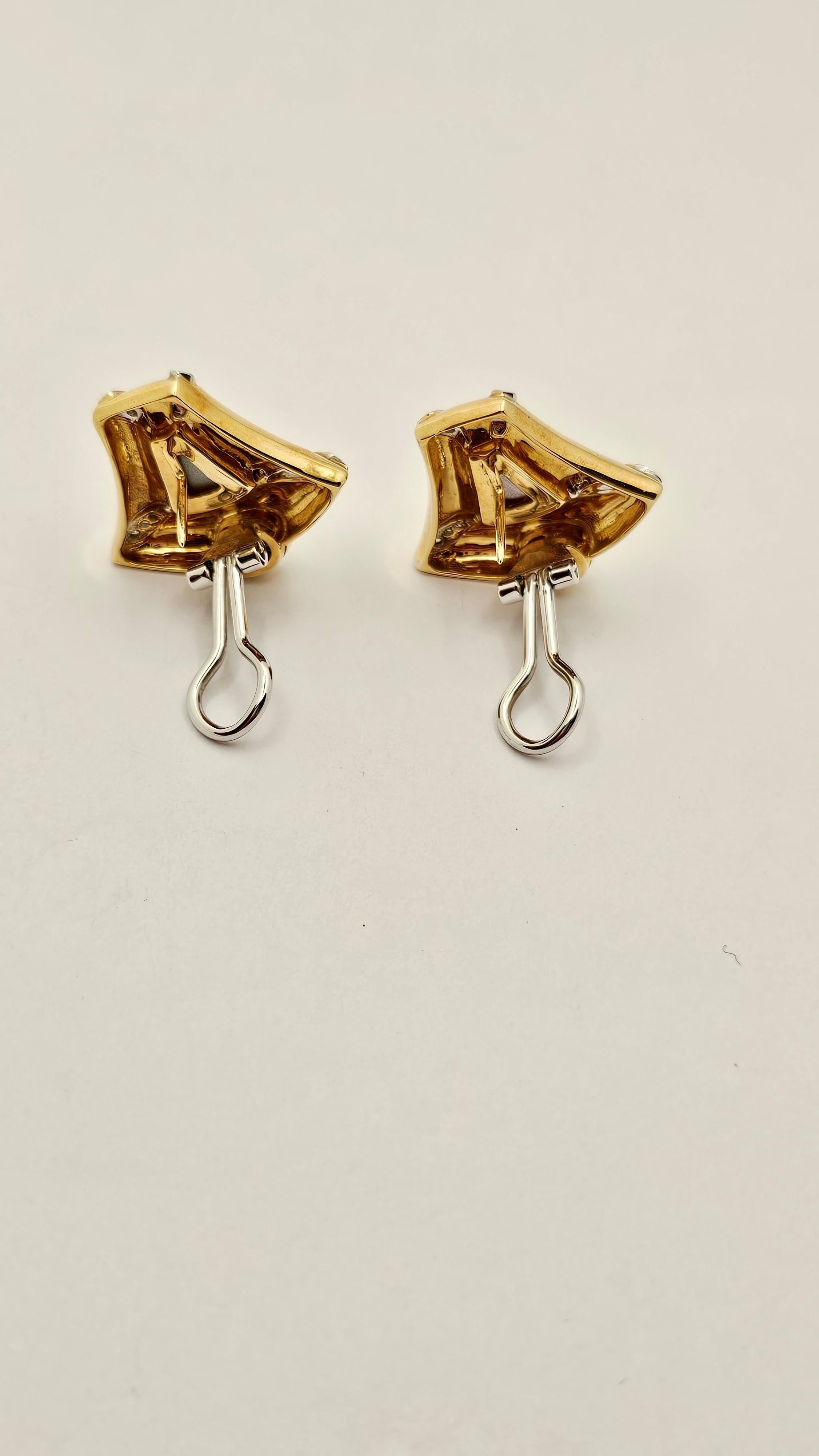 Boucles d'oreilles clips des années 1990 en or jaune, diamants et nacre noire Neuf - En vente à Cattolica, IT