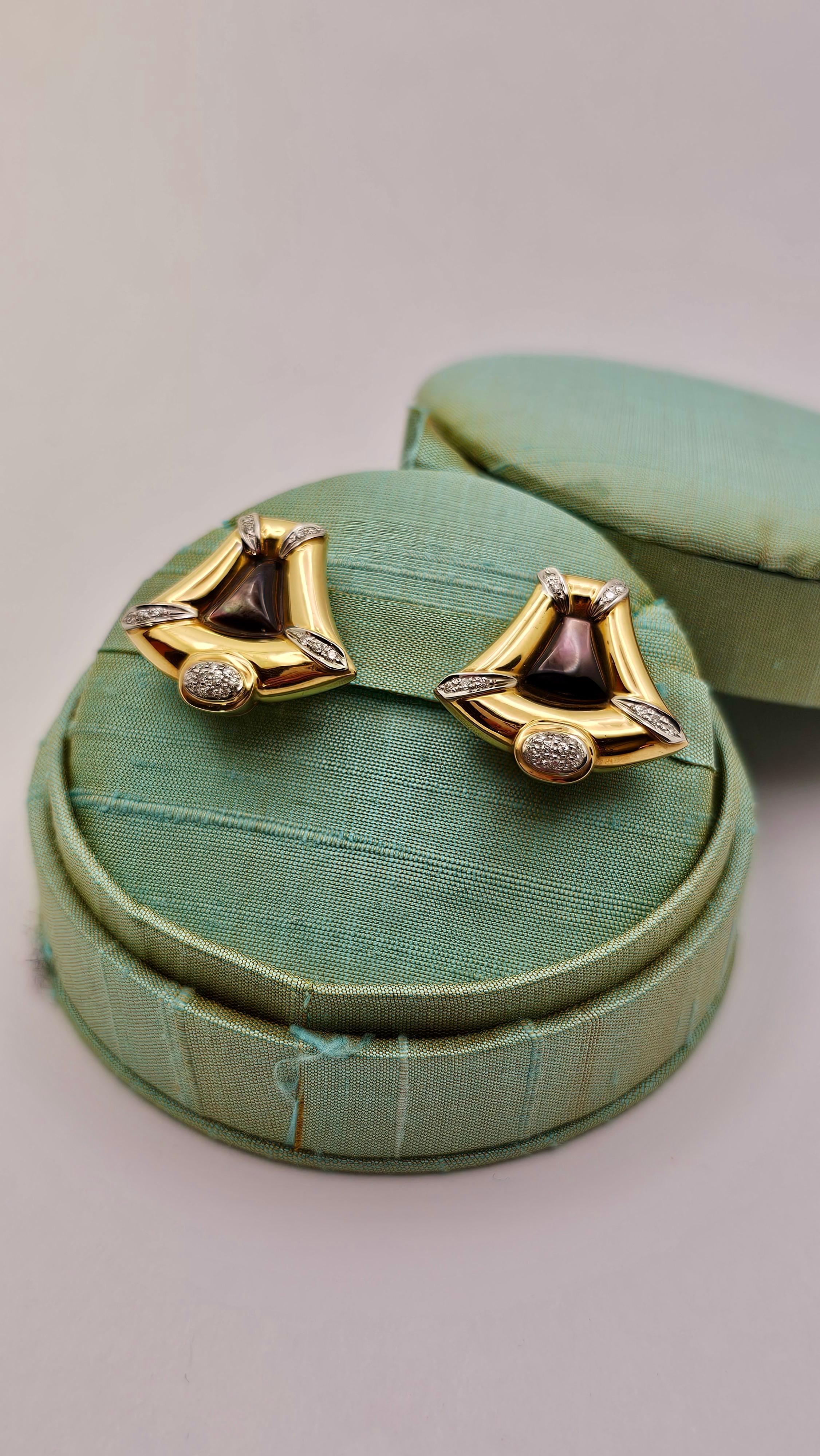 Boucles d'oreilles clips des années 1990 en or jaune, diamants et nacre noire en vente 1