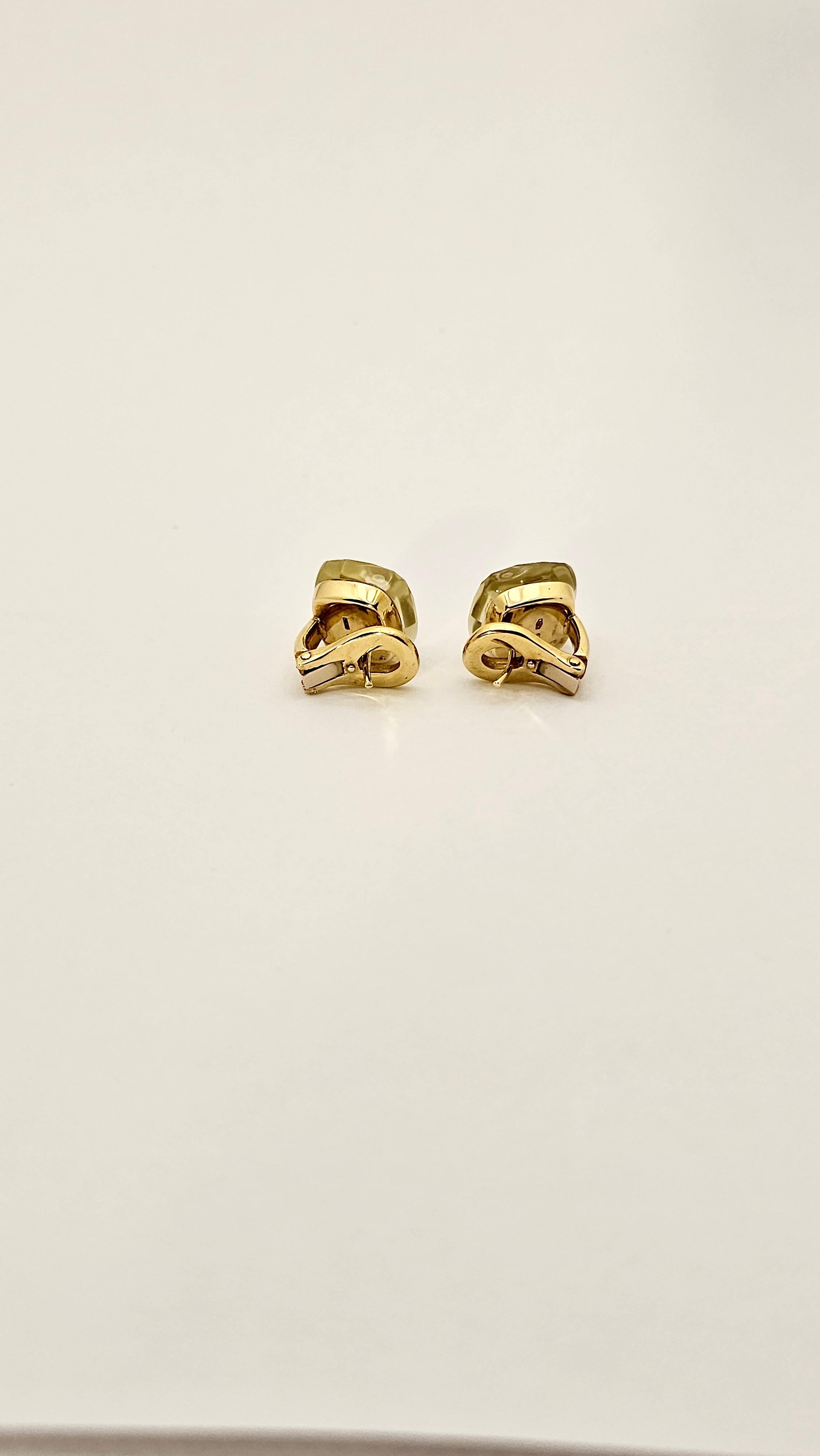 Contemporary Nude Quartz and Mother of Pearl Clip Earrings in 18Kt Yellow Gold For Sale