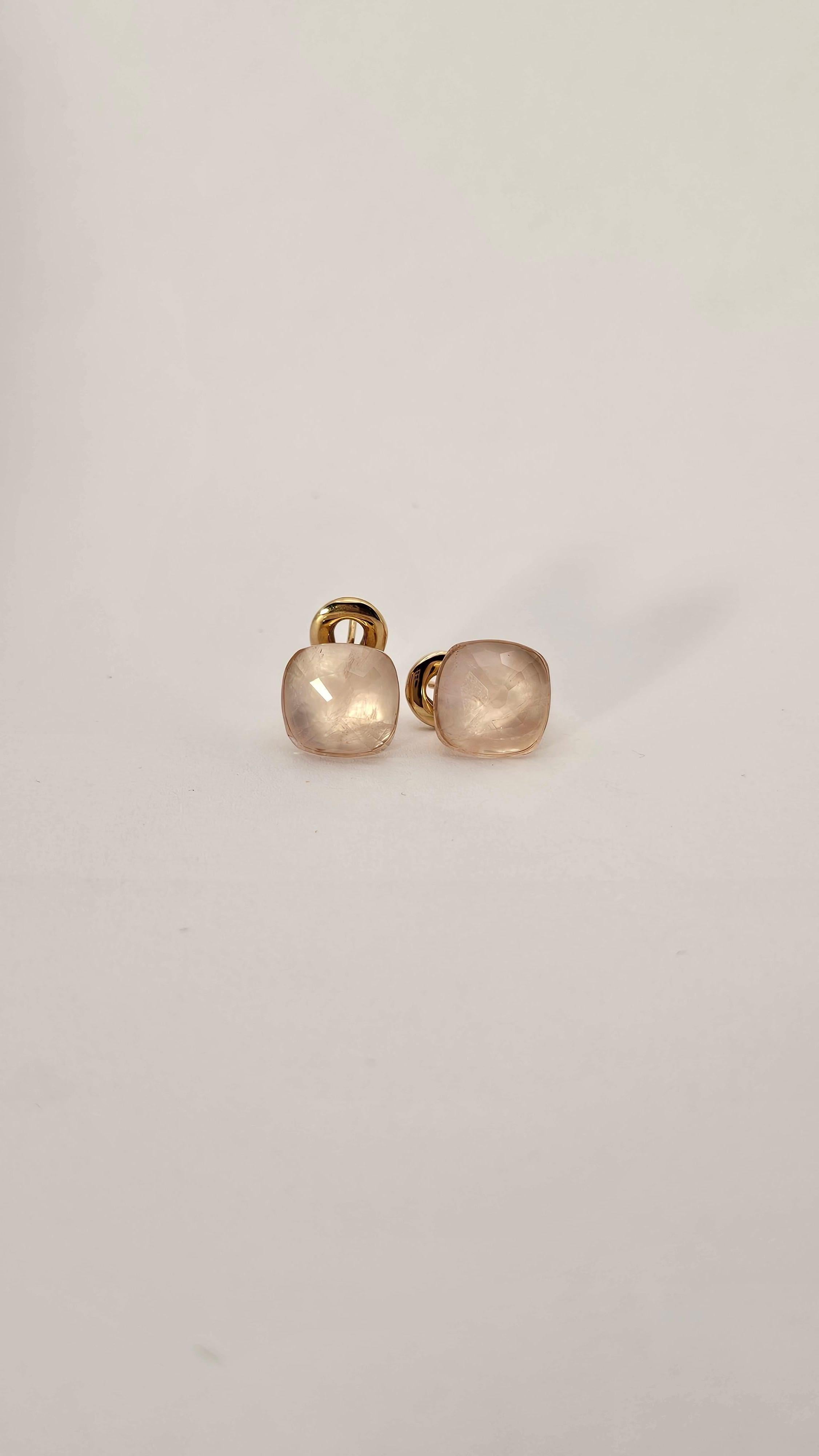 Une paire de boucles d'oreilles moderne en or rose 18Kt avec une forme géométrique.
Ce modèle de lobe est orné d'une magnifique combinaison de couleurs de quartz rose facetté et de nacre.
La nacre, quant à elle, est découpée en plaques et placée