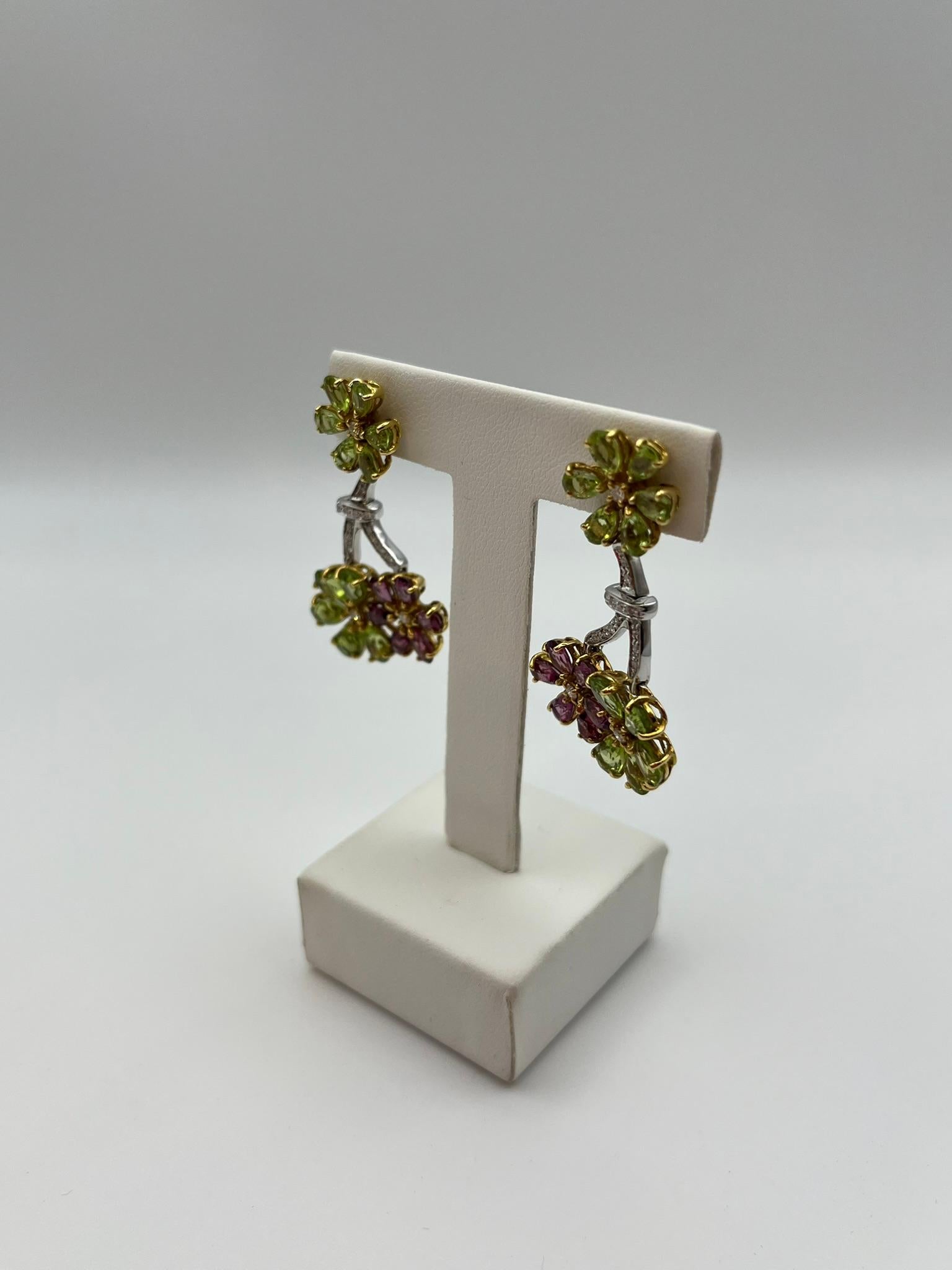 Moderno Orecchini a fiore Artigianli in oro 18 kt. con Peridot e Rodolite e Diamanti in vendita