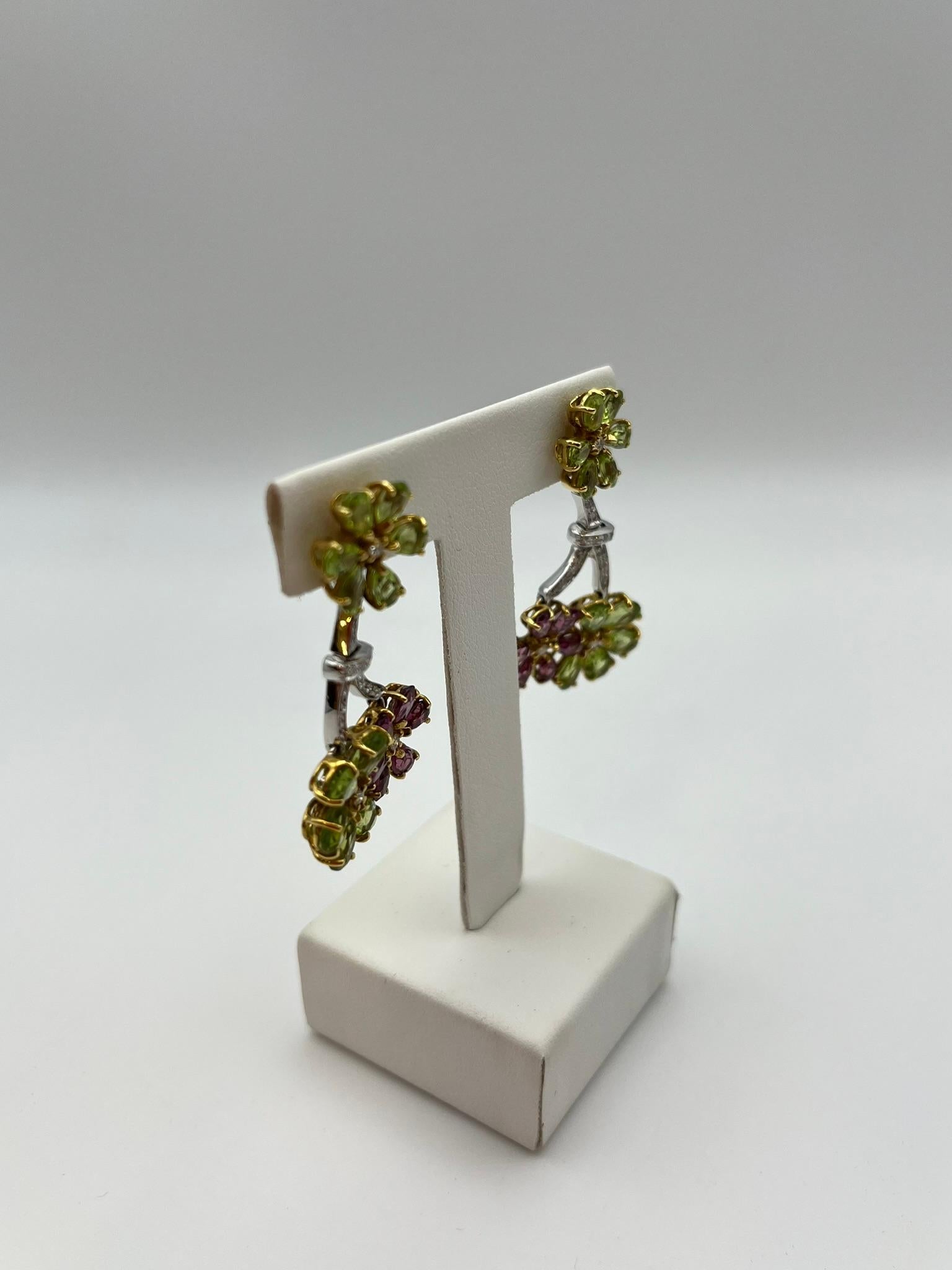 Taglio brillante Orecchini a fiore Artigianli in oro 18 kt. con Peridot e Rodolite e Diamanti in vendita