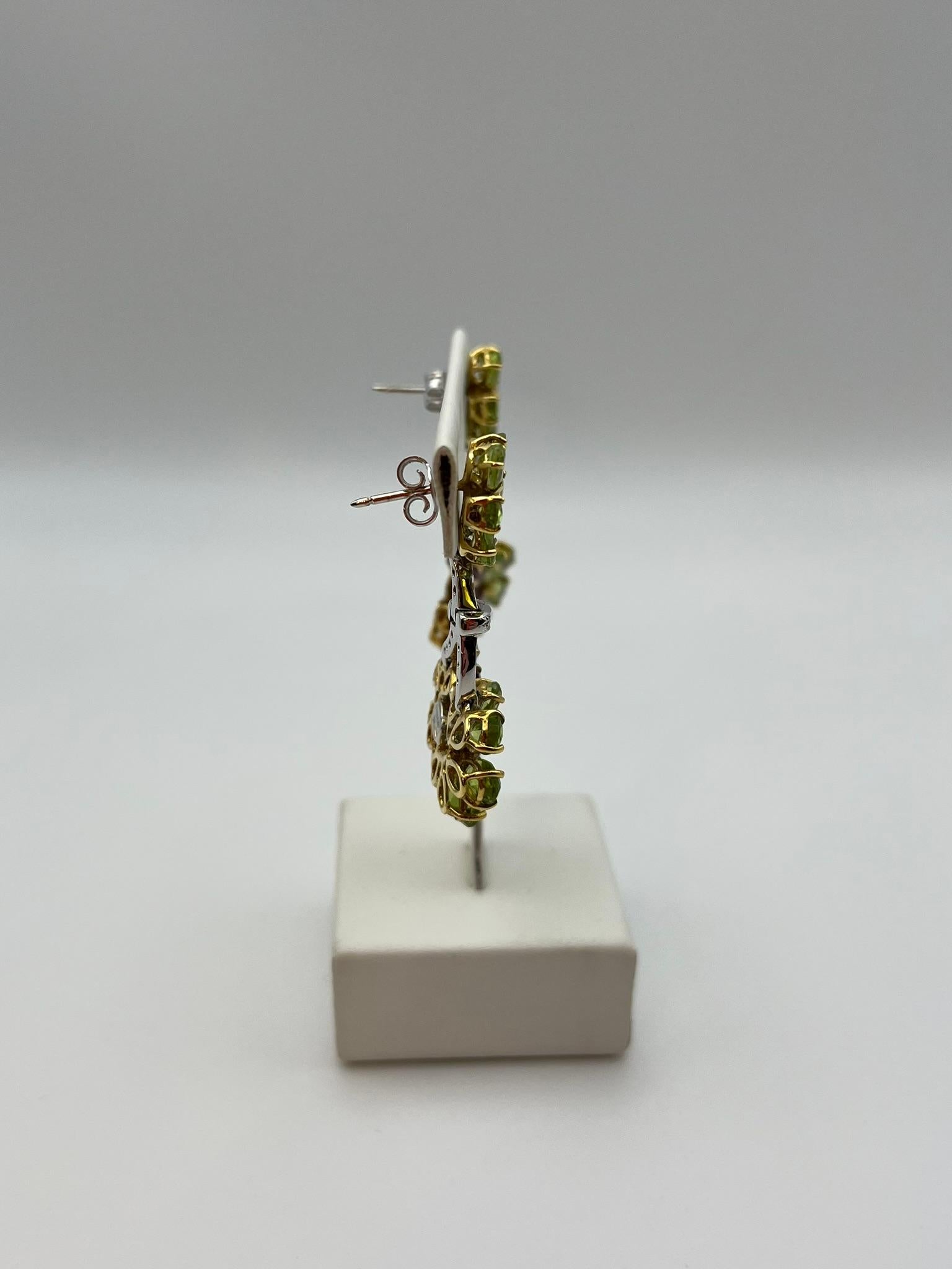 Orecchini a fiore Artigianli in oro 18 kt. con Peridot e Rodolite e Diamanti In condizioni Nuovo in vendita a Abano Terme, IT