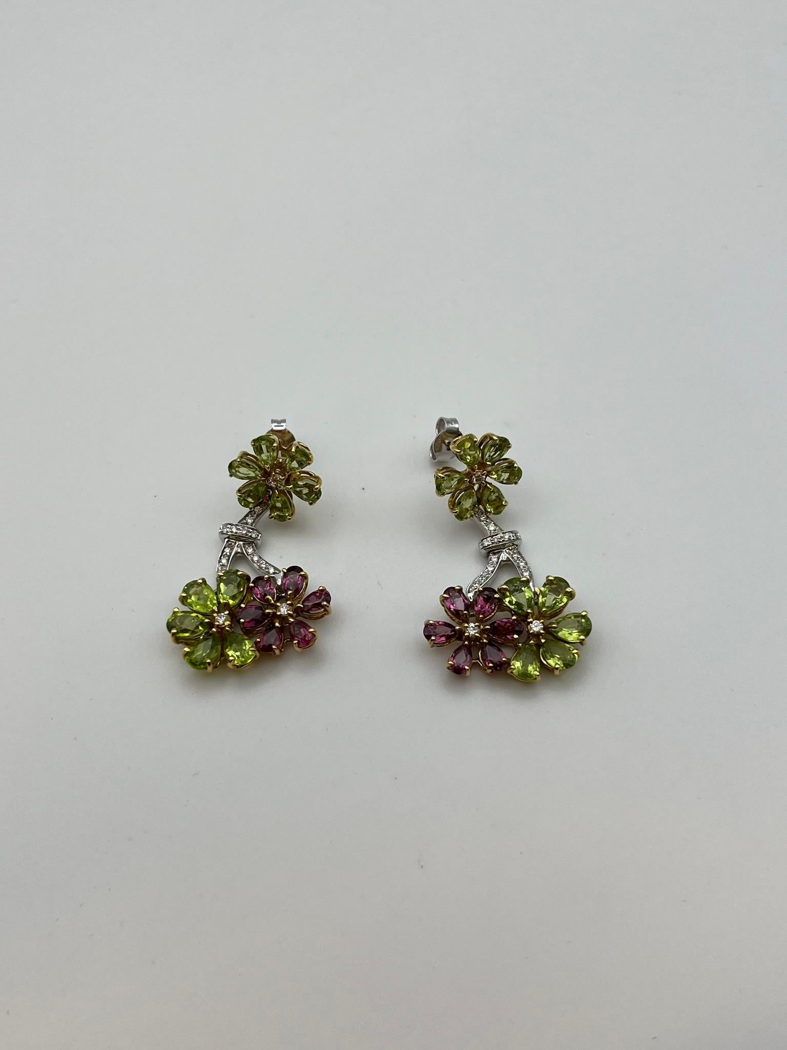 Donna Orecchini a fiore Artigianli in oro 18 kt. con Peridot e Rodolite e Diamanti in vendita