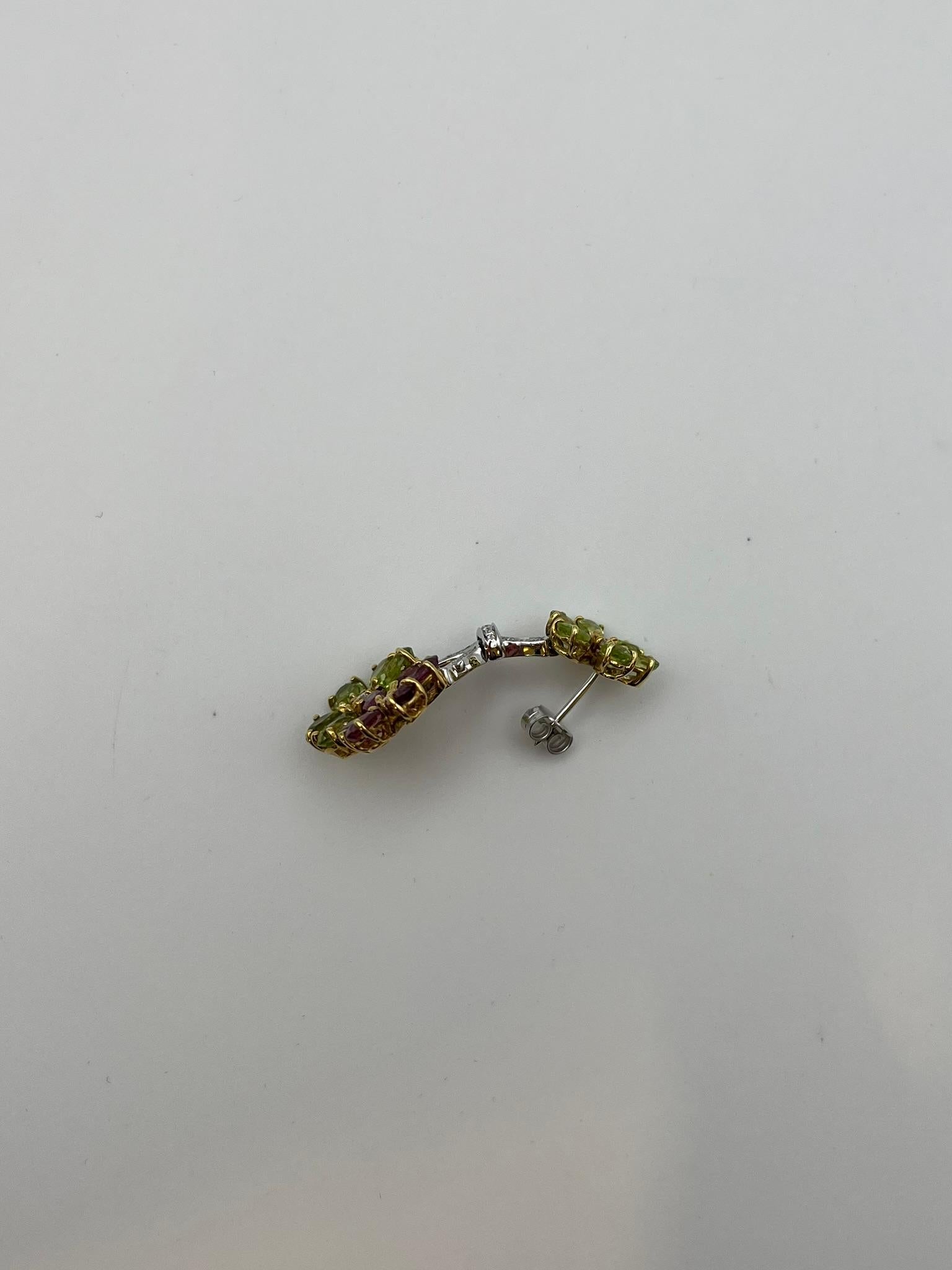 Orecchini a fiore Artigianli in oro 18 kt. con Peridot e Rodolite e Diamanti in vendita 1