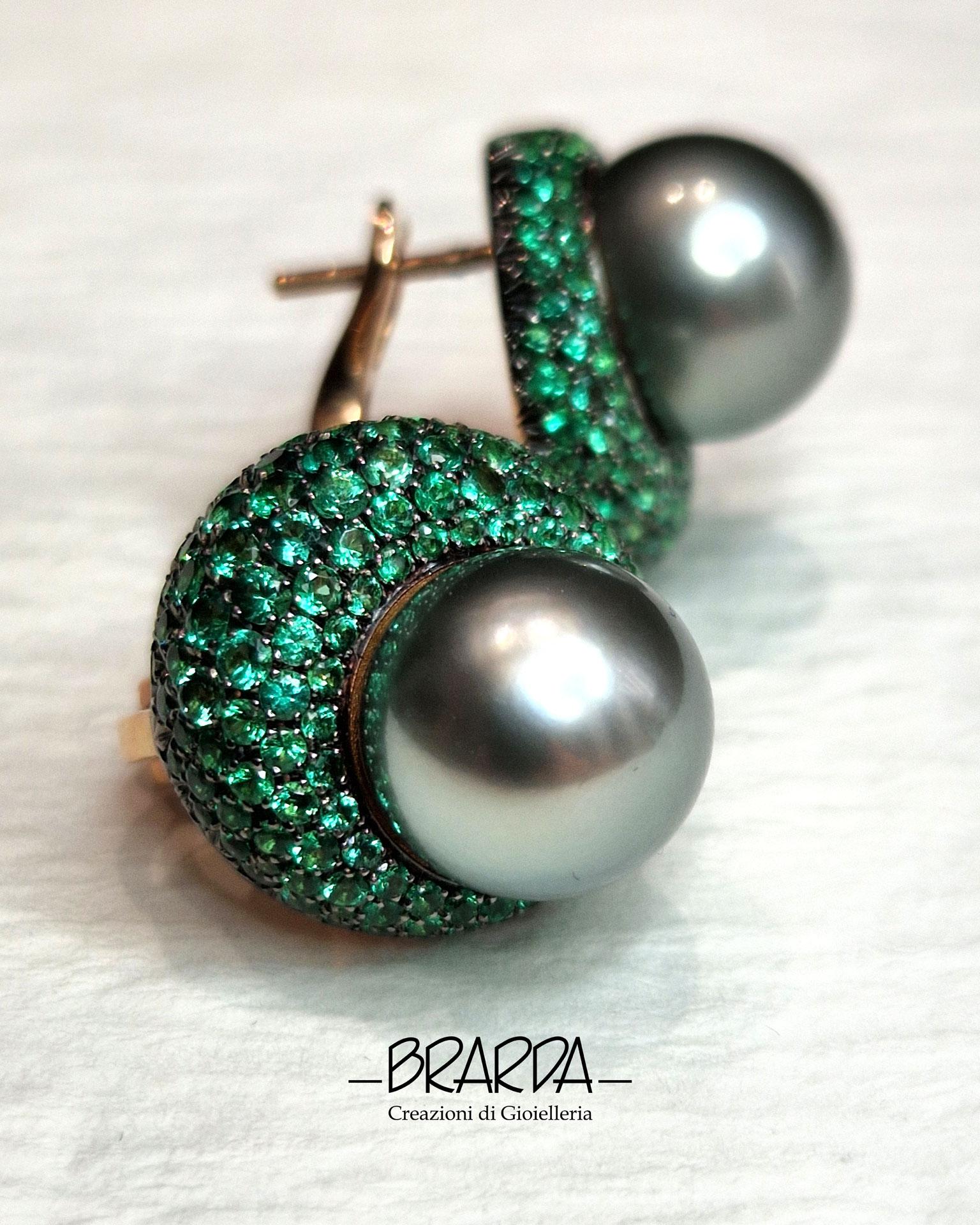 These lobe earrings are a timeless classic, made more modern in their combinations. In this case the pave is made with brilliant-cut emeralds that frame a pair of Cultured Natural Pearls (Provence Polynesia Tahiti) in an elegant gray tone. The frame