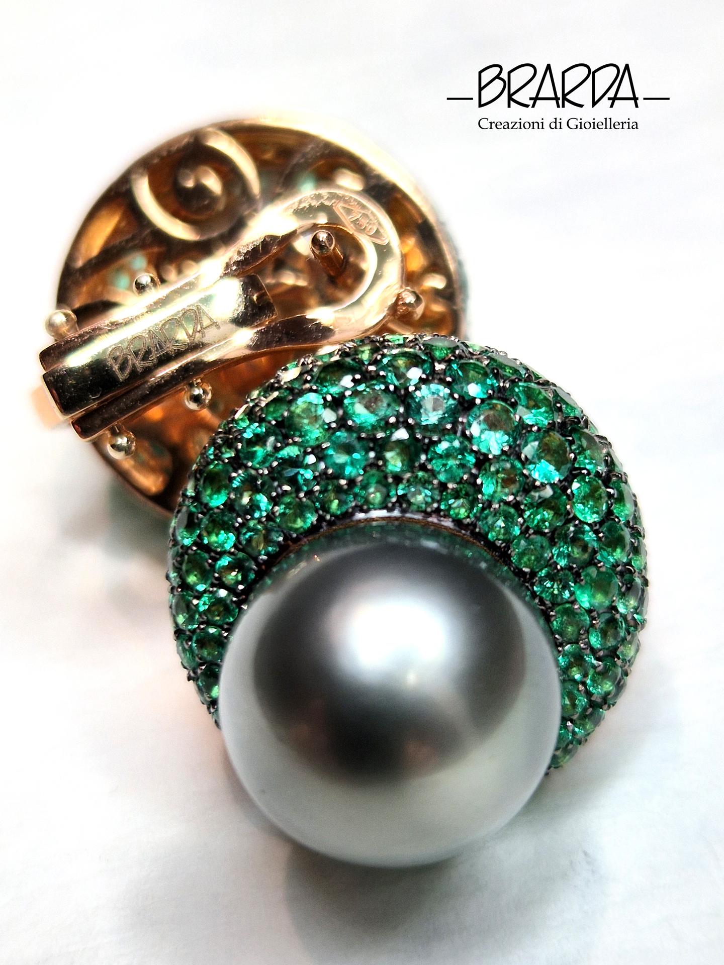 Lobe Earrings with Tahitian Pearls and Emeralds In New Condition For Sale In Pinerolo, IT