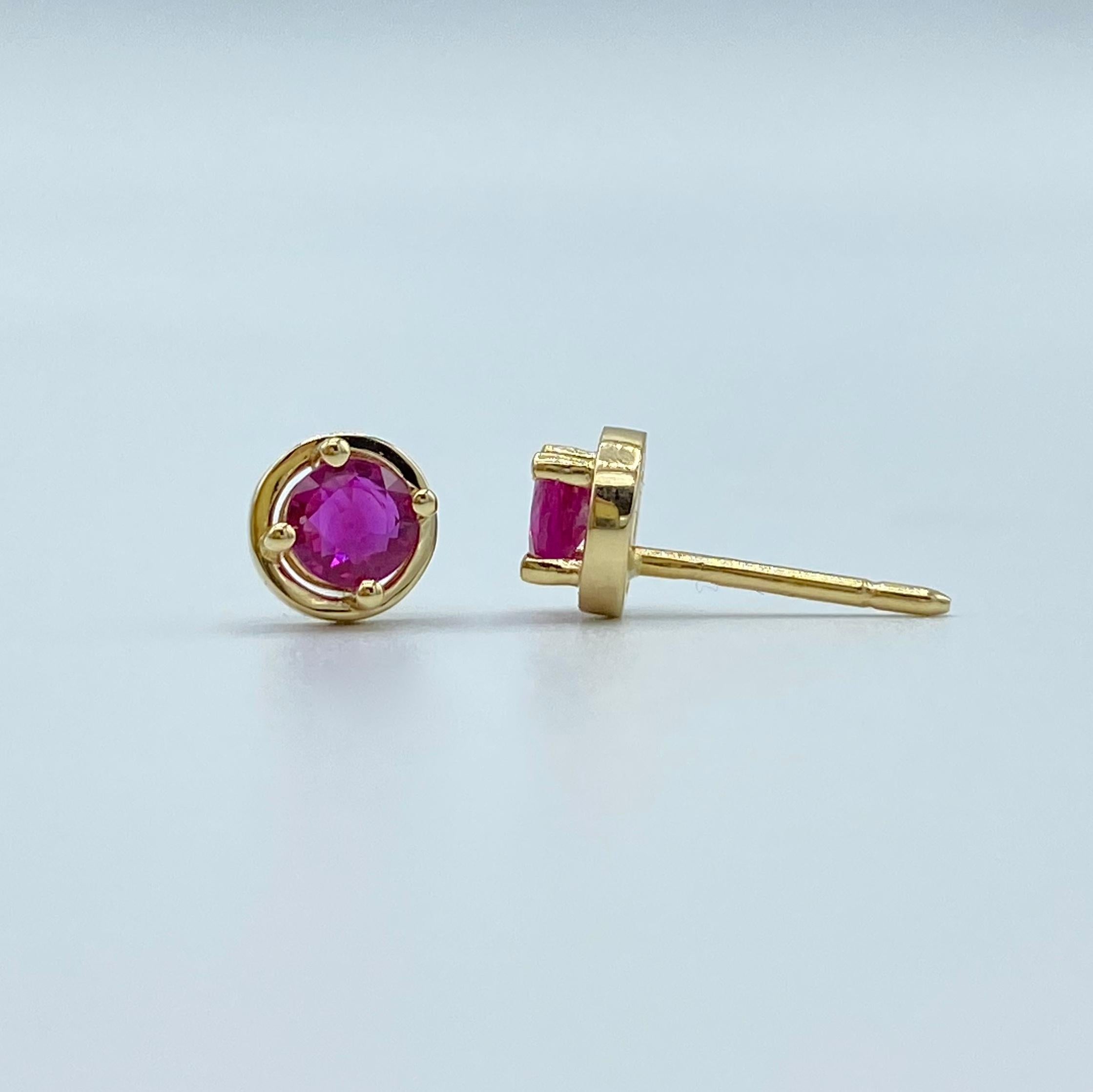 This earring consists of a yellow gold griff with four somewhat large prongs and has a concentric circle outside the same.
The two rubies are very beautiful, are about 4.1 mm in diameter and total ct 1.03.
They are completely made in Italy and
