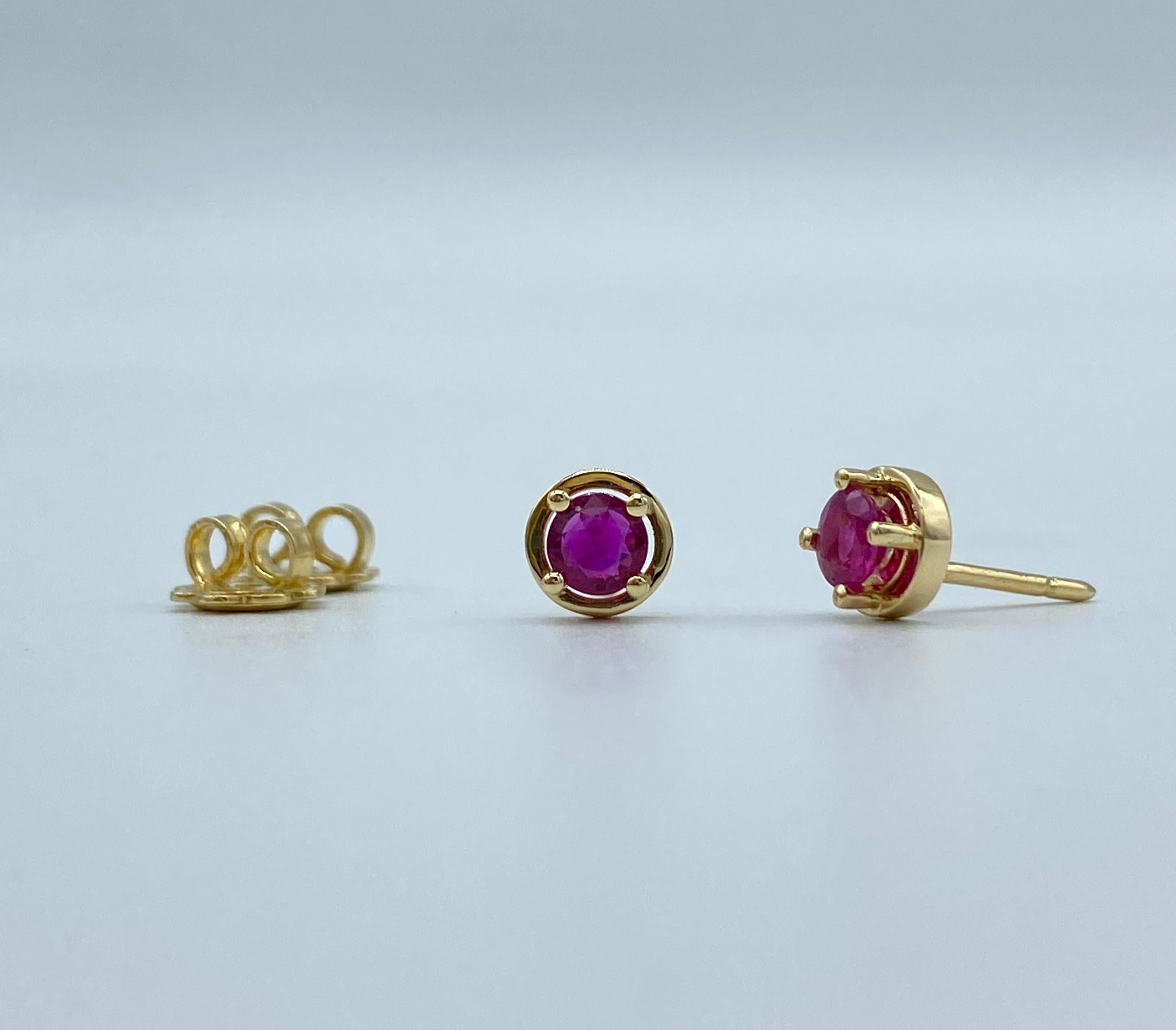Round Cut 18Kt gold and ruby lobe earrings Made in italy For Sale