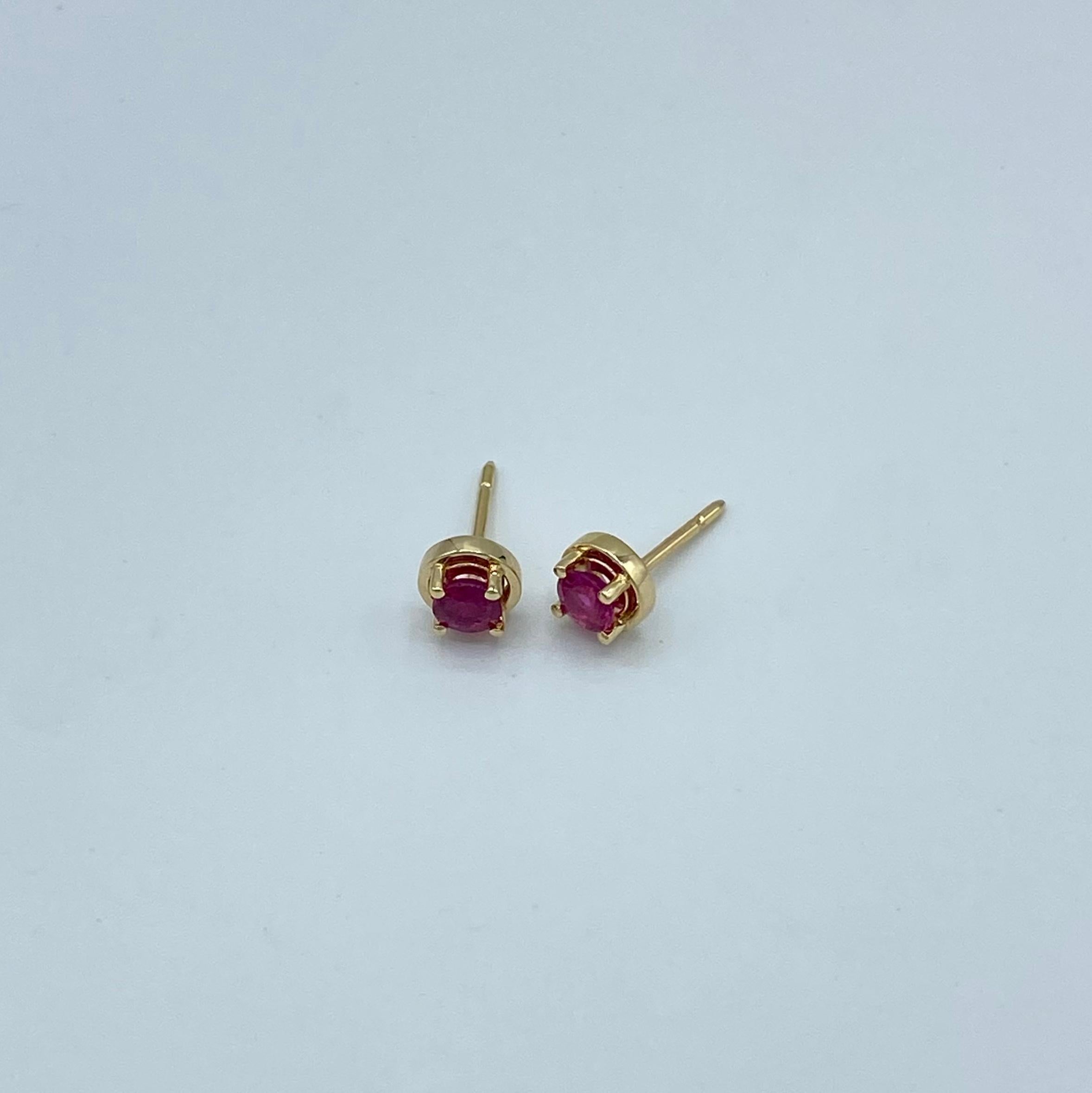Women's or Men's 18Kt gold and ruby lobe earrings Made in italy For Sale