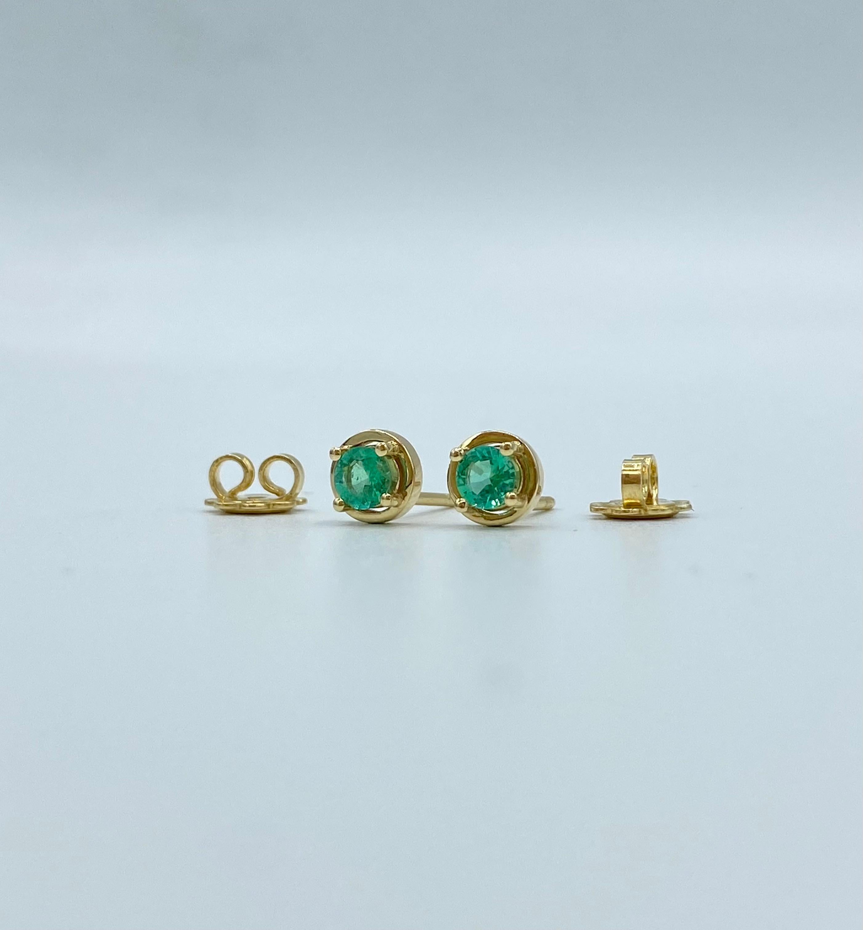 Orecchini a lobo in Oro 18Kt e smeraldi Hergestellt in Italien im Angebot 1