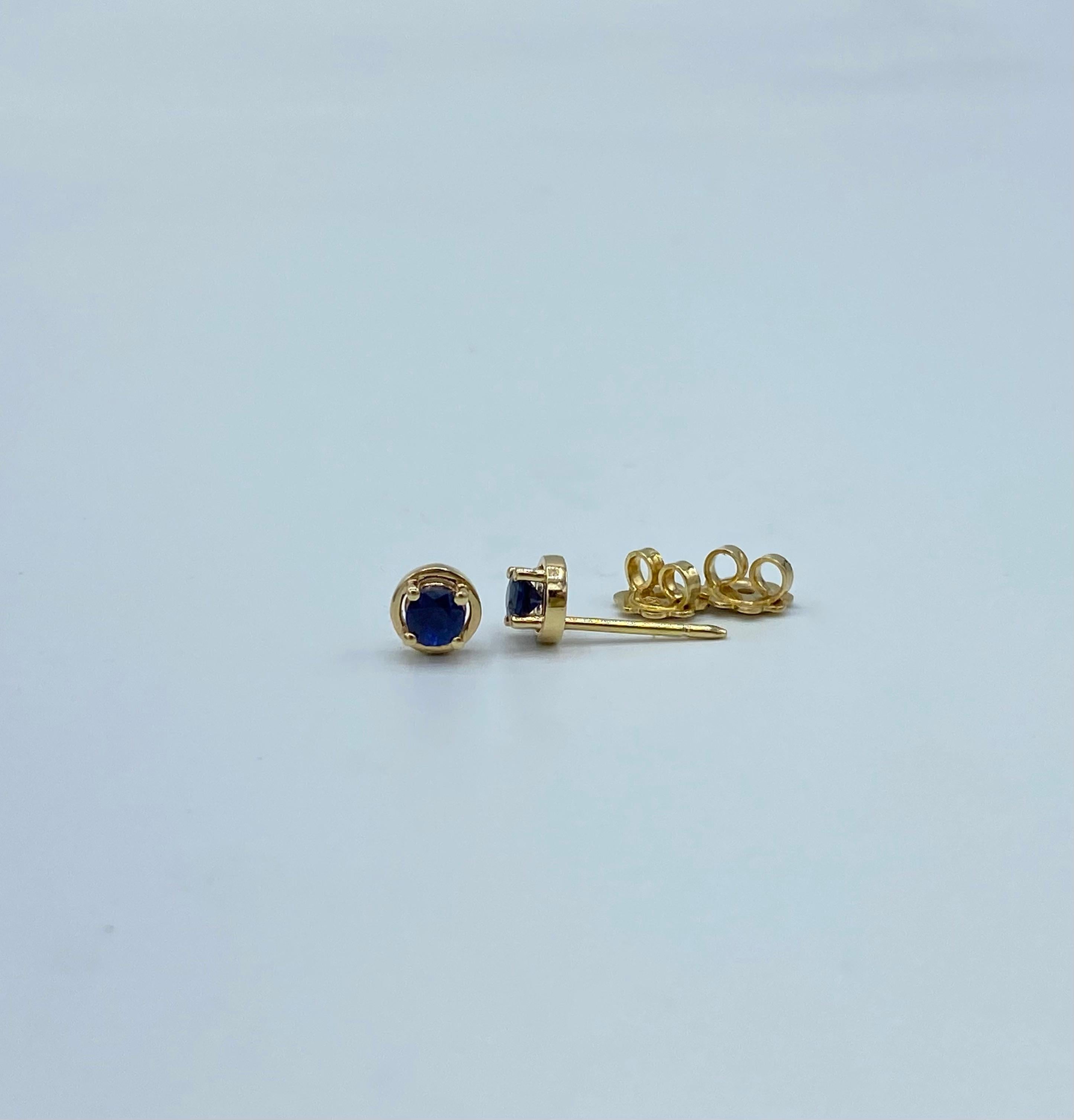 This earring consists of a yellow gold griff with four somewhat large prongs and has a concentric circle outside the same.
The two deep blue sapphires are very beautiful, are about 4 mm in diameter and total ct 0.57.
They are completely made in