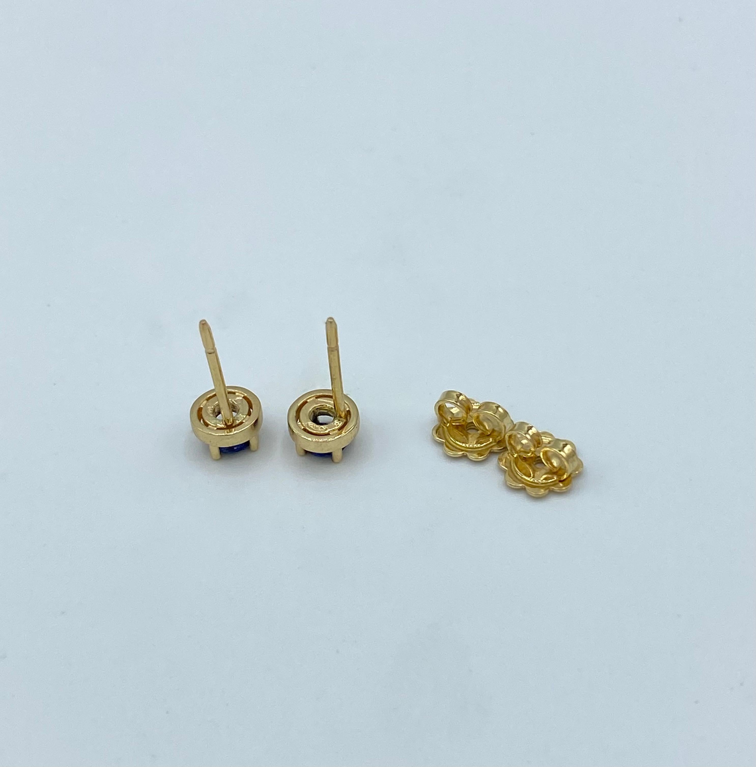 Round Cut 18Kt gold and blue sapphire lobe earrings Made in italy For Sale