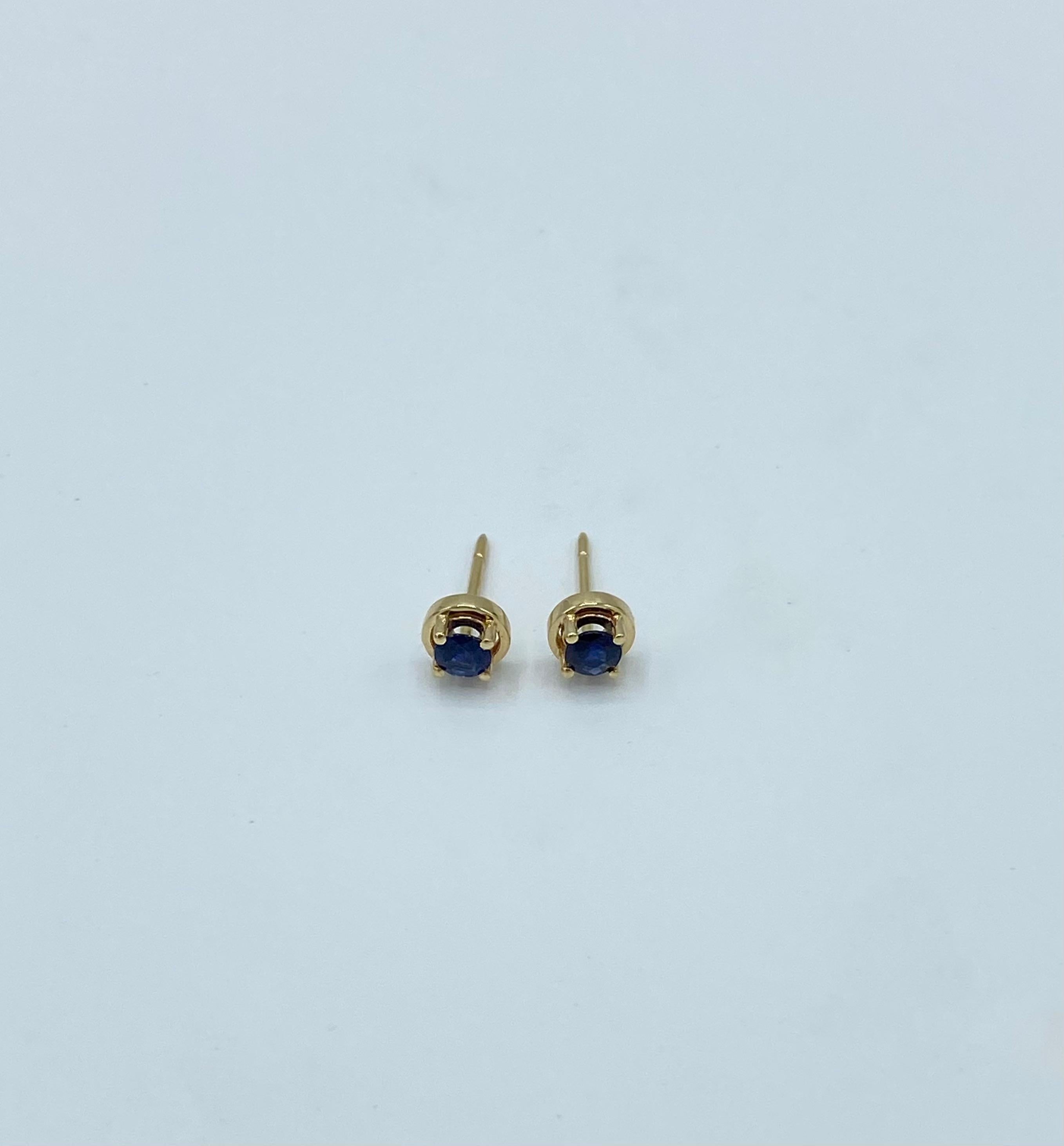 18Kt gold and blue sapphire lobe earrings Made in italy In New Condition For Sale In Bussolengo, Verona