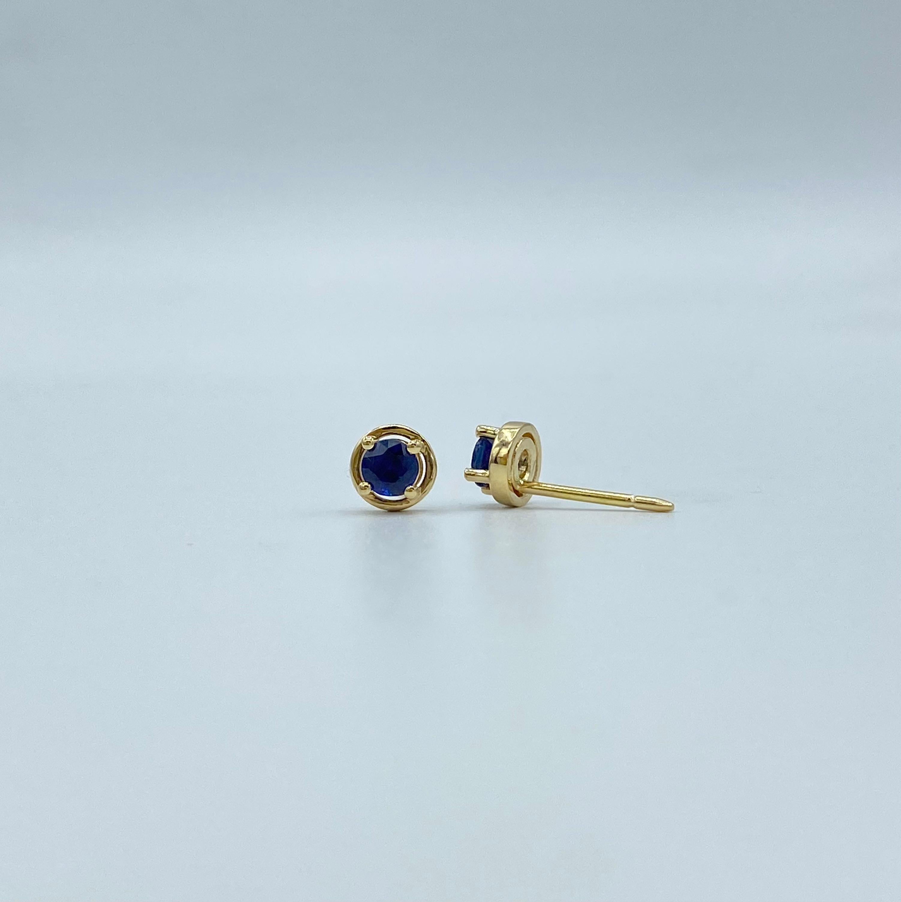 Women's or Men's 18Kt gold and blue sapphire lobe earrings Made in italy For Sale