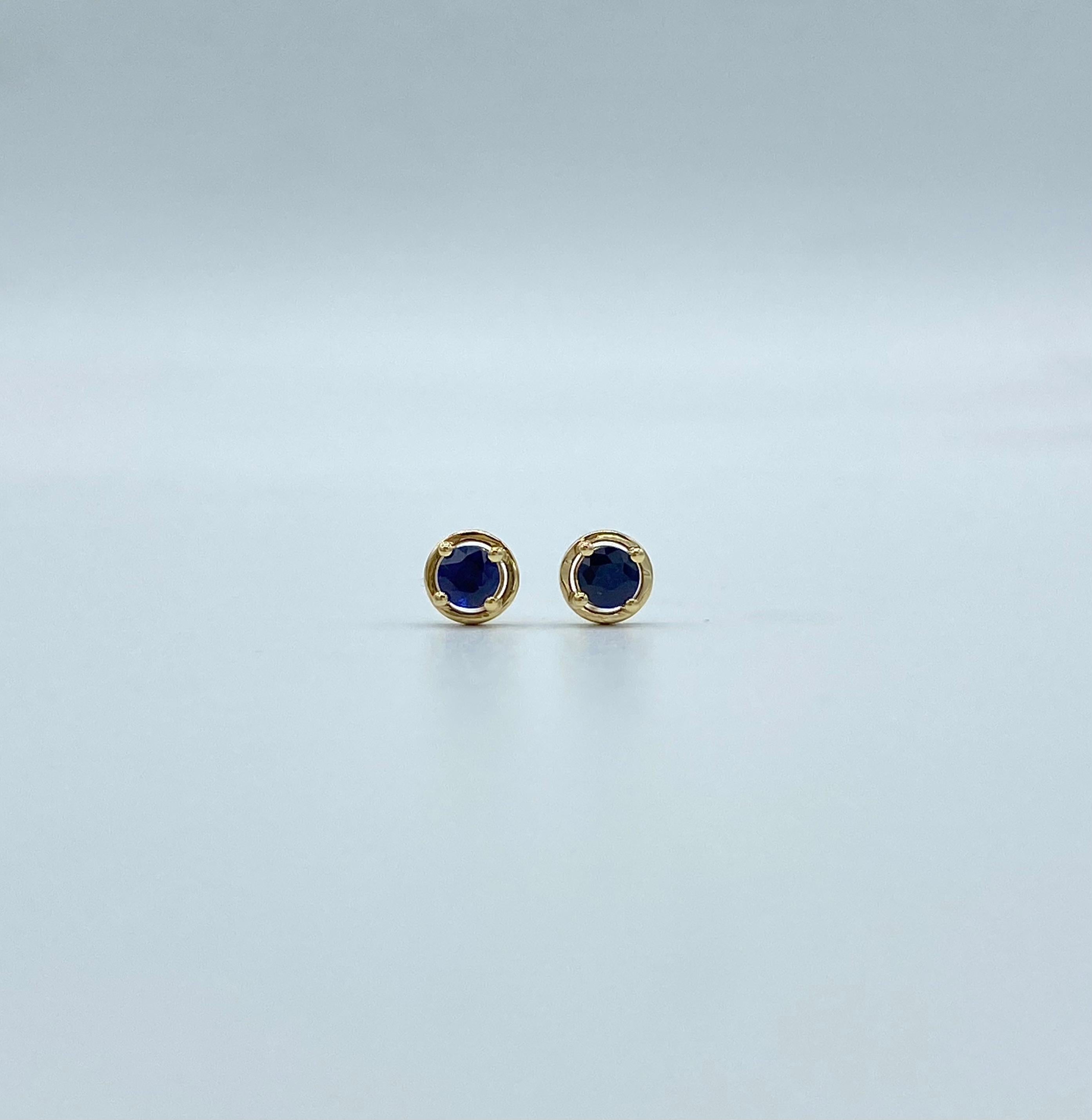 18Kt gold and blue sapphire lobe earrings Made in italy For Sale 1