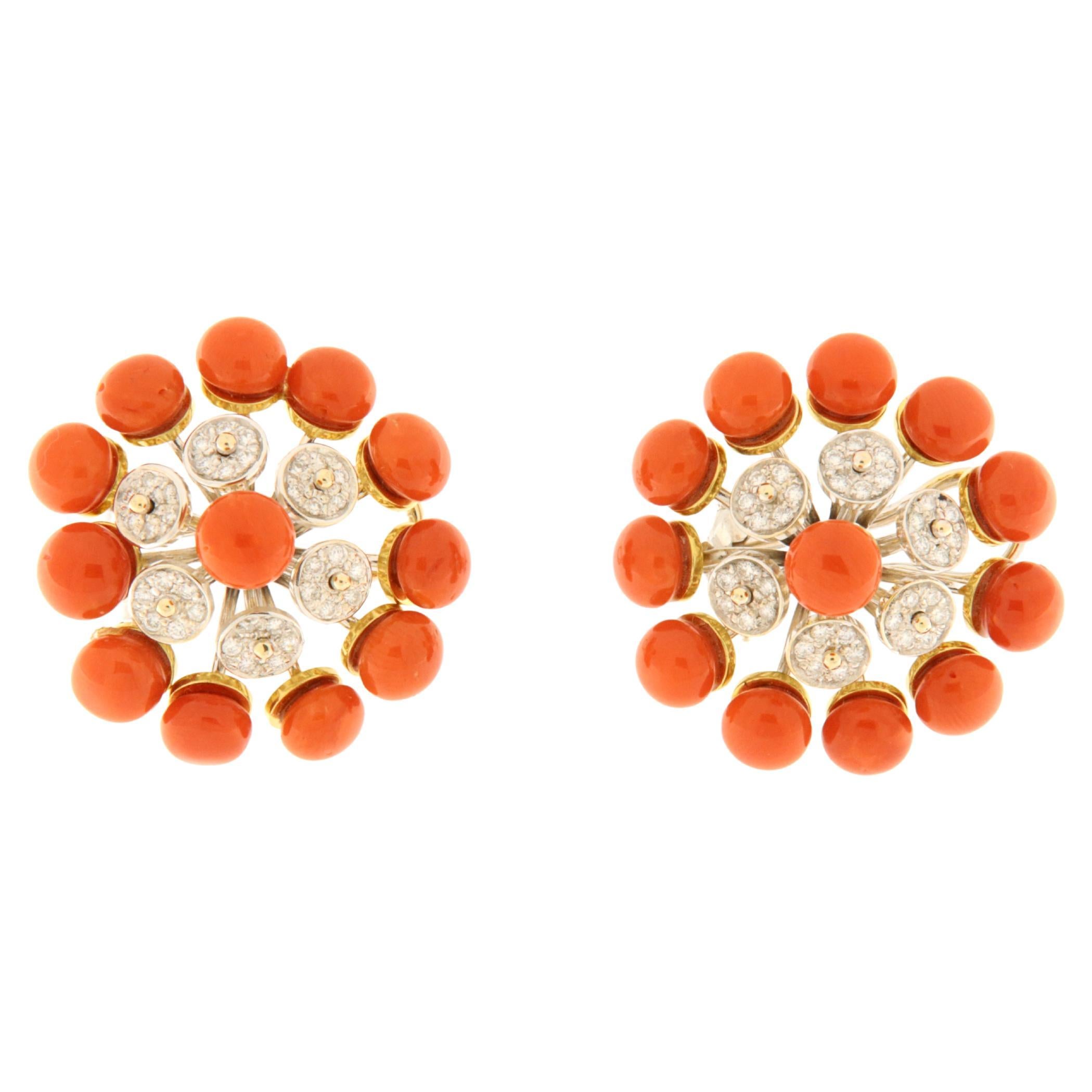 Pendientes lóbulo de oro blanco con brillantes y corales rojos