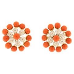 Pendientes lóbulo de oro blanco con brillantes y corales rojos