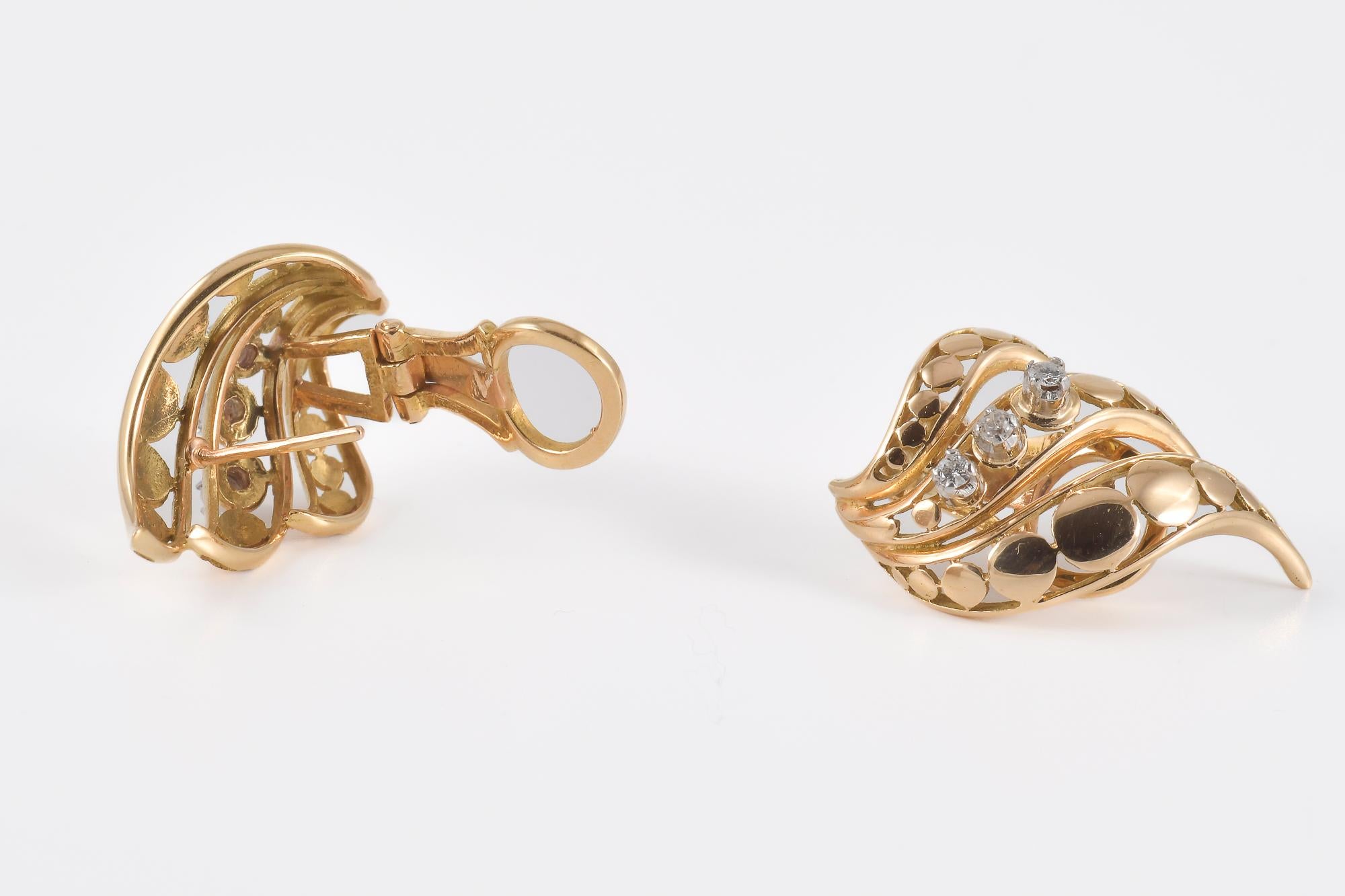 ANALYSE GEMMOLOGIQUE
Paire de boucles d'oreilles en or rose et blanc 18k (750/1000), percées de motifs circulaires, le motif central est enrichi de trois diamants par objet.
Le poids total est de 10,27 grammes.
Une description détaillée des