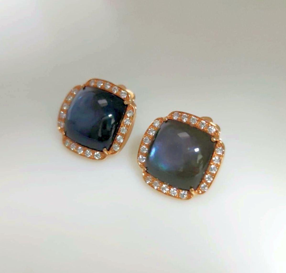 Orecchini in oro rosso 18k con diamanti naturali taglio brillante, qualità G/VVS. 
Il design presenta due madreperle nere cabochon.