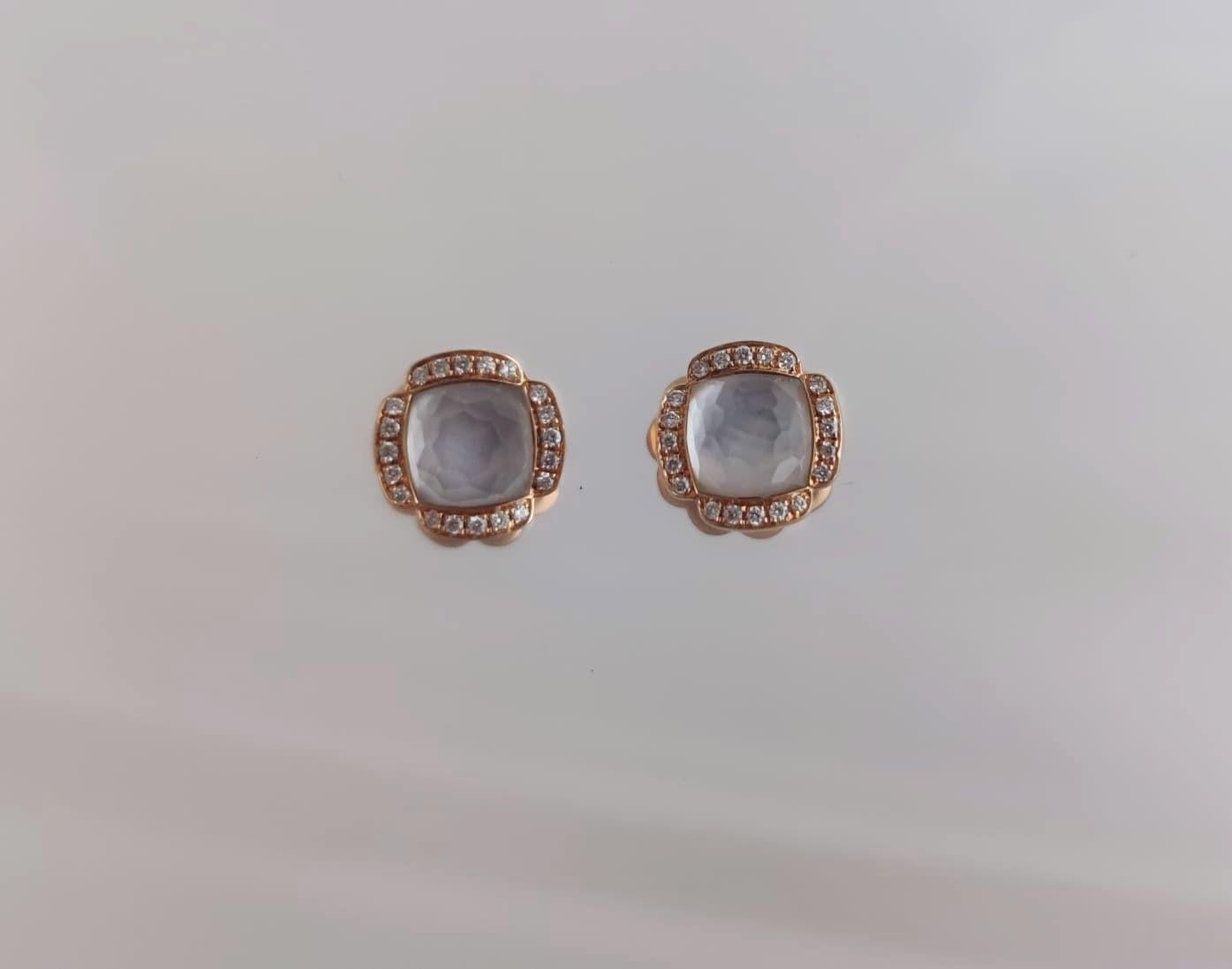 Orecchini in oro rosso 18k con diamanti naturali taglio brillante, qualità G/VVS. 
Il design presenta due triplette con taglio briolette composte da madreperla bianca e cristallo di rocca.
