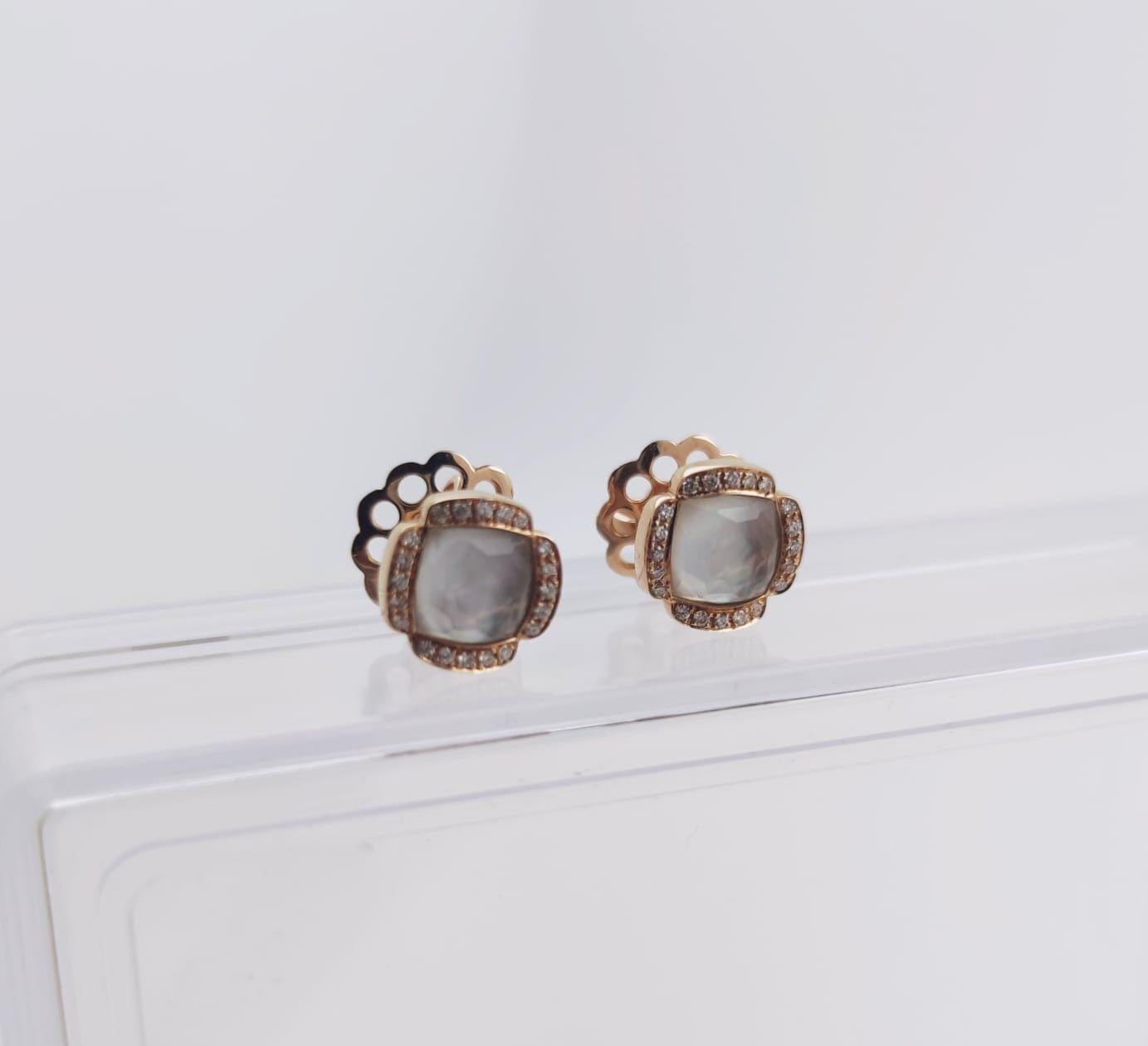 Orecchini a lobo in oro rosso con diamanti e triplette in madreperla bianca Contemporáneo en venta