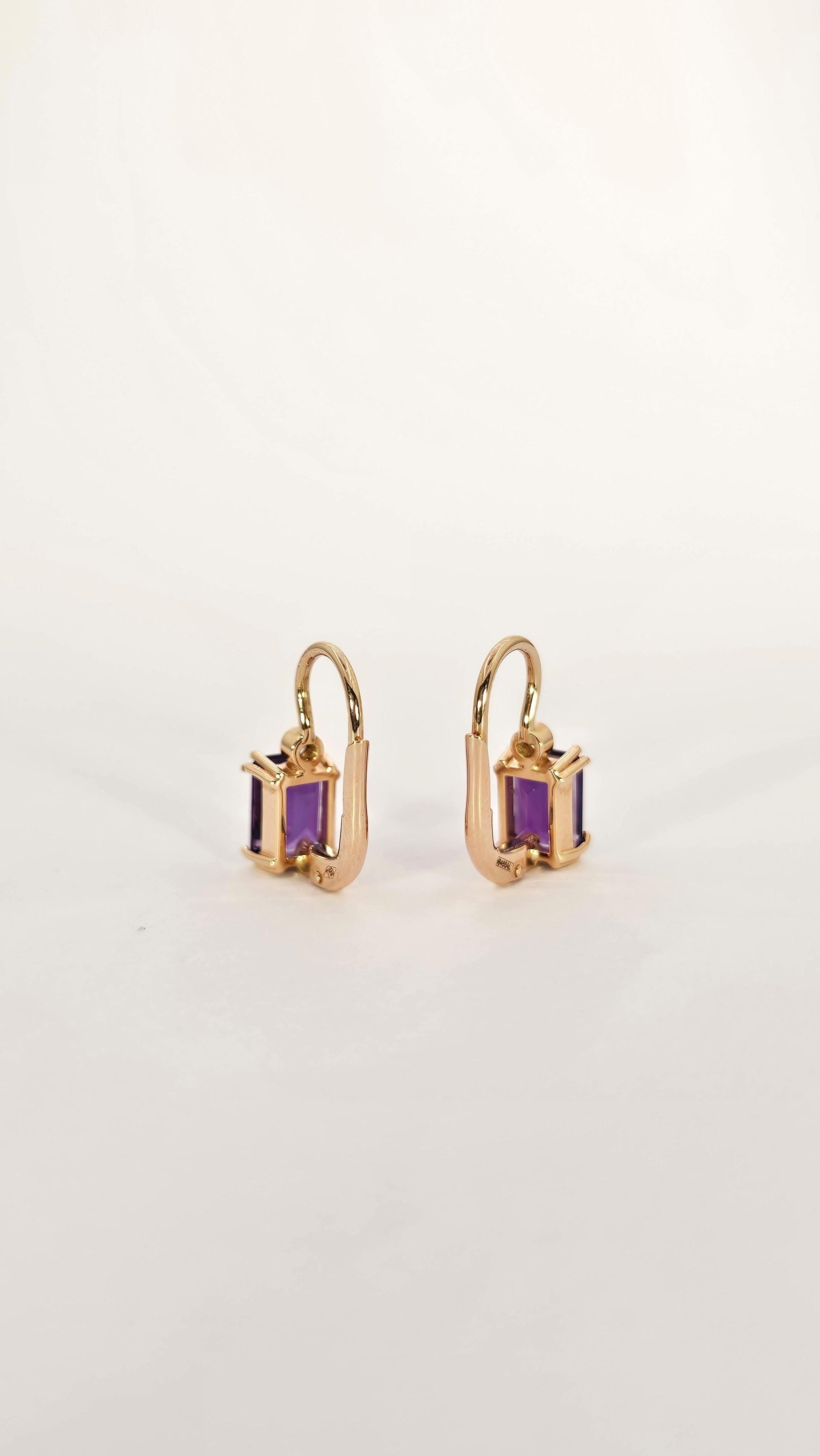 An elegant pair of nun earrings made of 18kt rose gold.
The stone, Natural Amethyst, of rectangular cut has a size of 5x7 mm.
Above each Amethyst is set with a small round brilliant-cut Diamond, giving even more brilliance to this jewel.
The overall