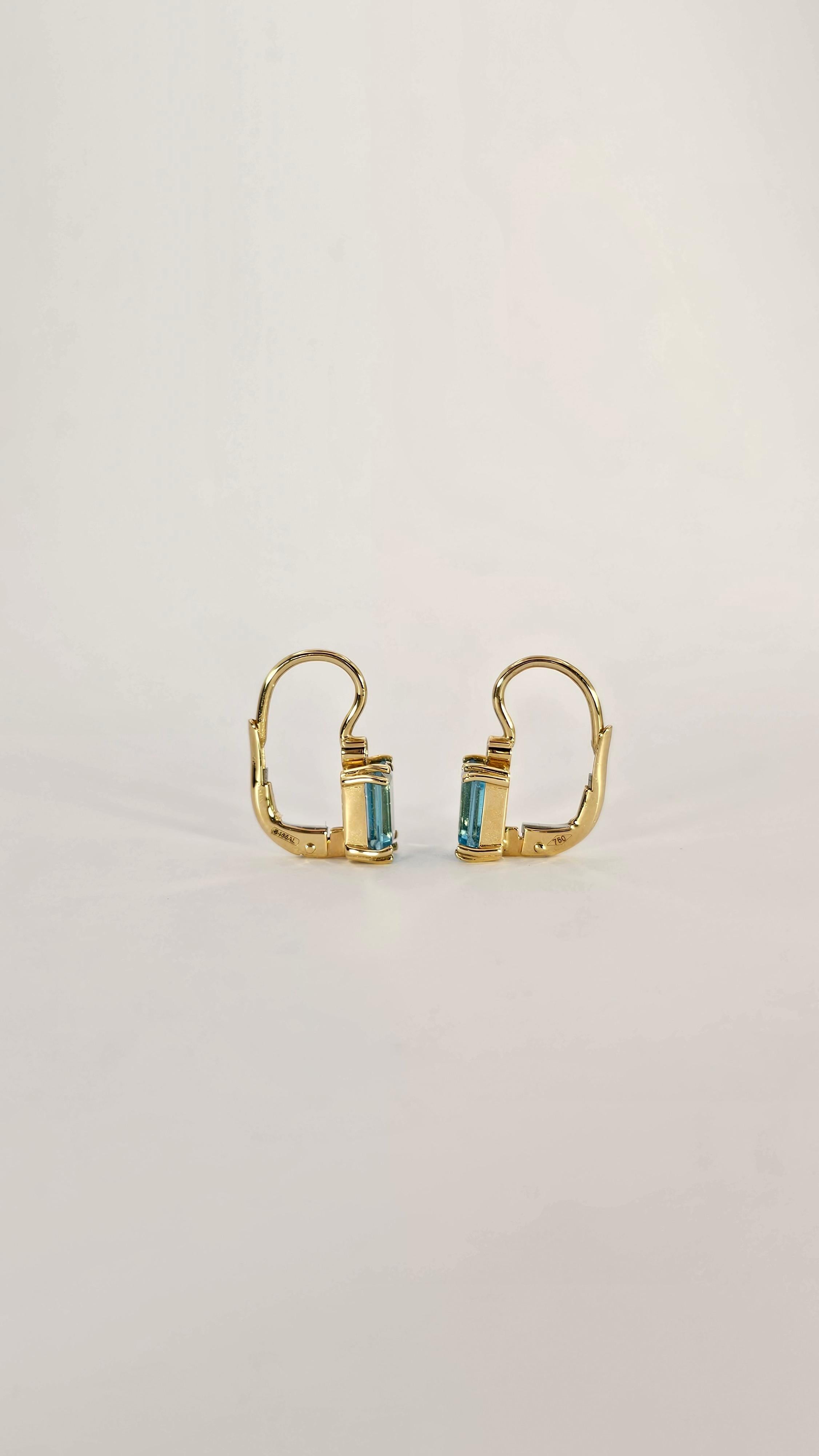 An elegant pair of nun earrings made of 18kt yellow gold.
The stone, natural blue topaz, rectangular cut has a size of 5x7 mm.
Above each Topaz is set with a small round brilliant-cut Diamond, giving even more brilliance to this jewel.
The overall