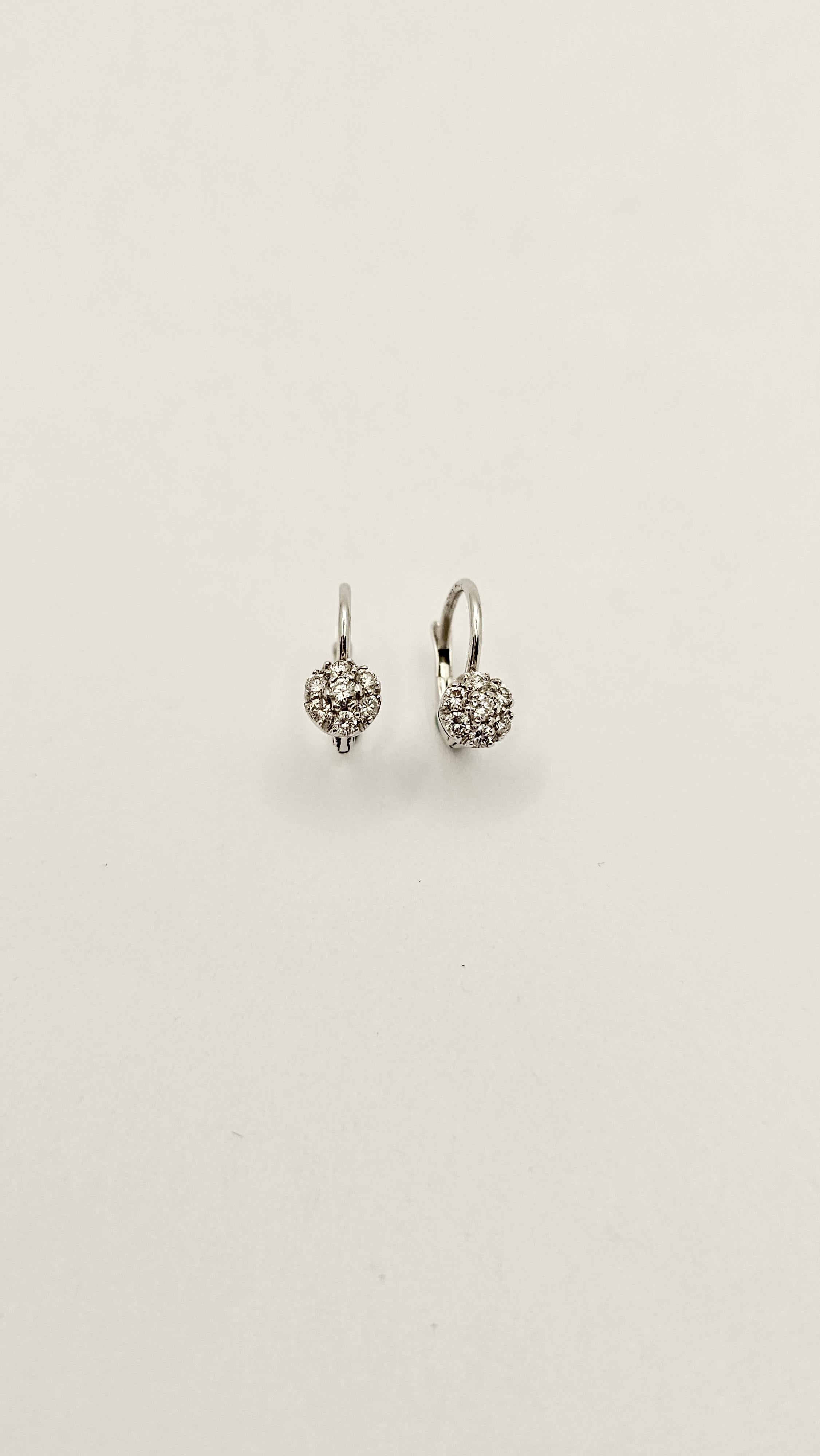 A classic pair of 18 kt white gold and Diamonds nun earrings.
The central part of the earring has a flower-shaped design in extra white Diamonds weighing 0.32 carats.
This model has a classic and very elegant design.
This model is very light and can