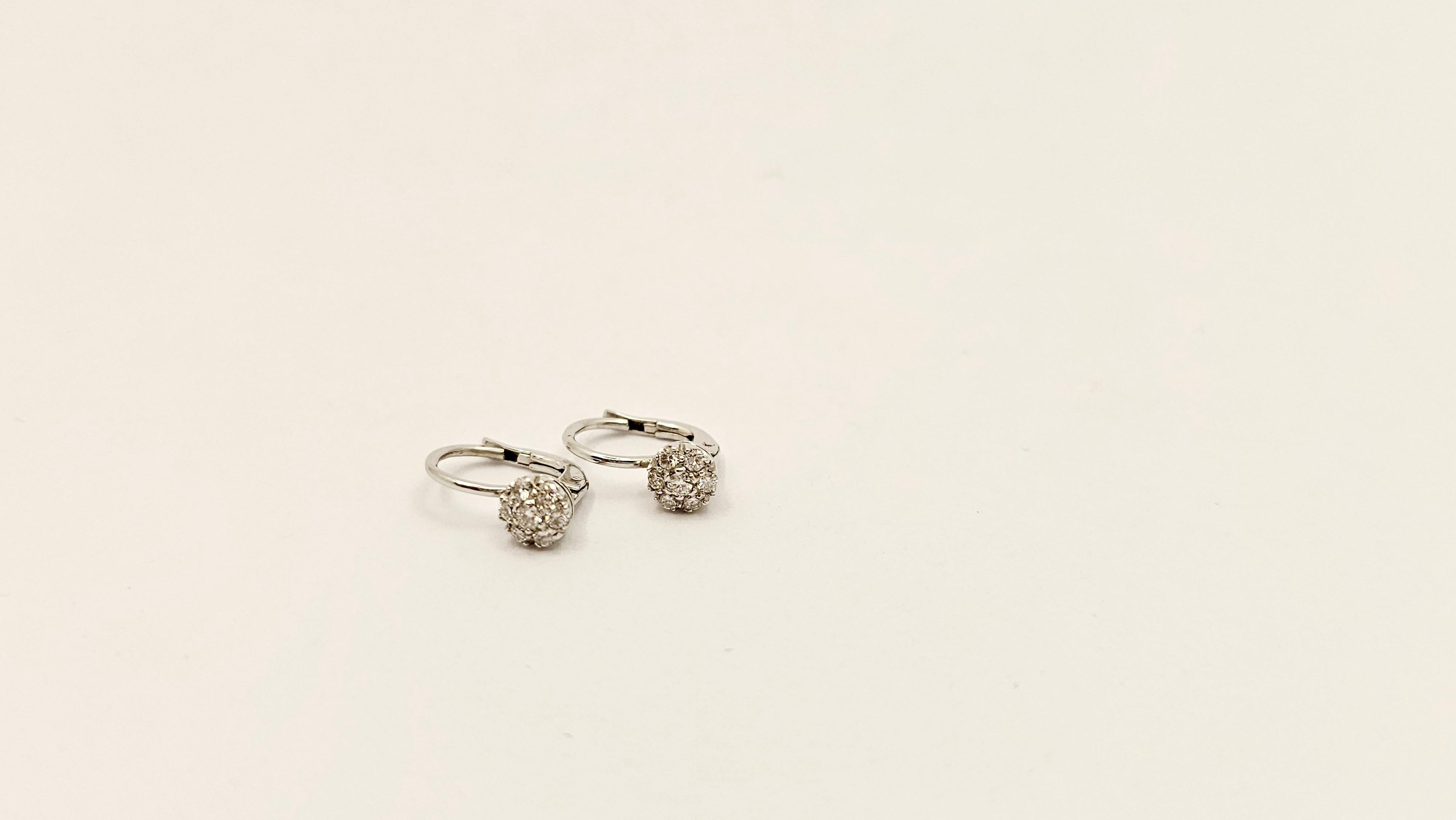 Contemporain Boucles d'oreilles nonne en or blanc 18 carats et diamants en vente