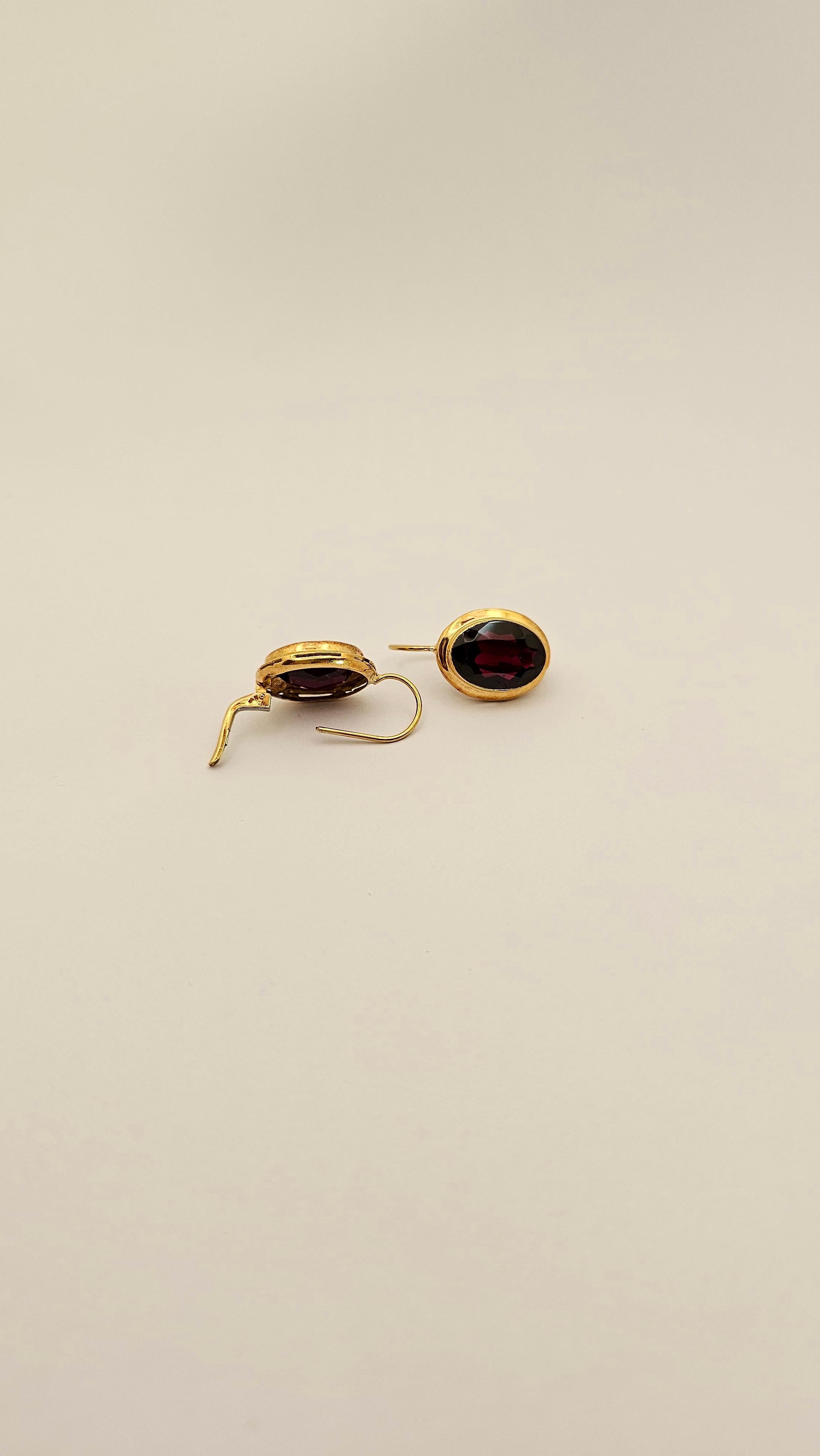 Vintage 18Kt Gold und Granat Nonnenohrringe (Oval Cut) im Angebot