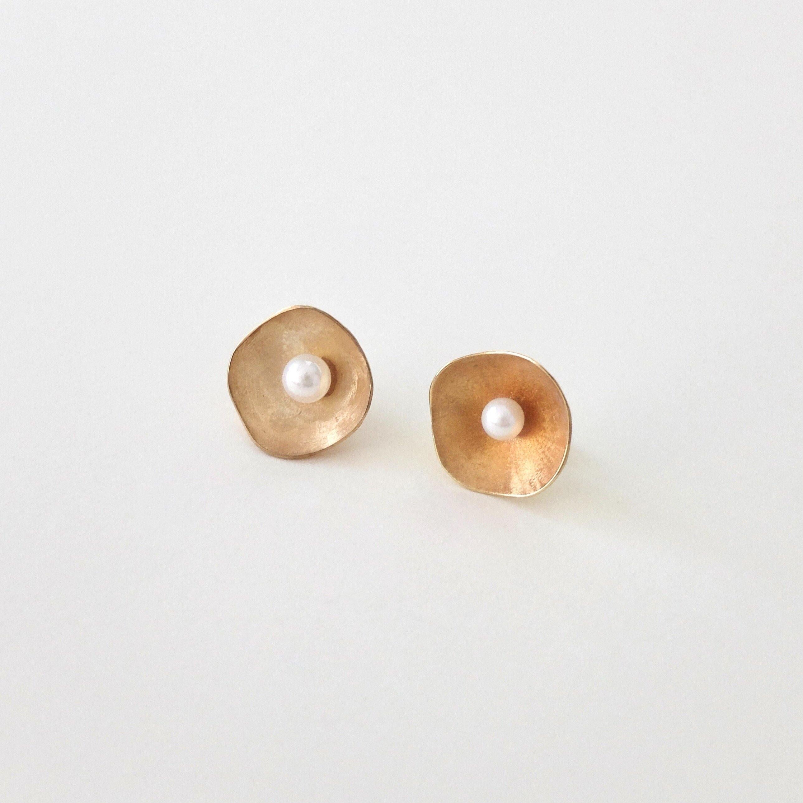 Modern Orecchini conchiglia e perla argento 925 perle freshwater placcato in oro 18 kt. For Sale