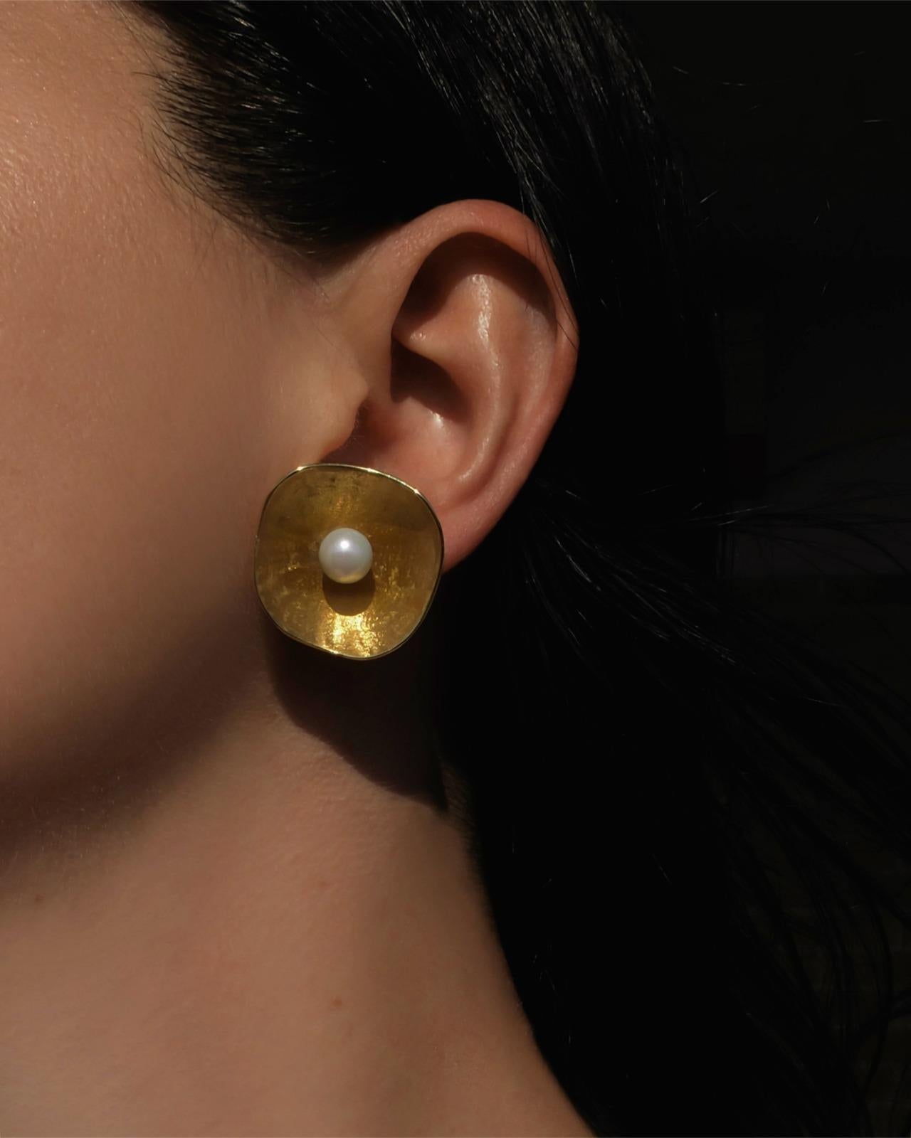Round Cut Orecchini conchiglia e perla argento 925 perle freshwater placcato in oro 18 kt. For Sale