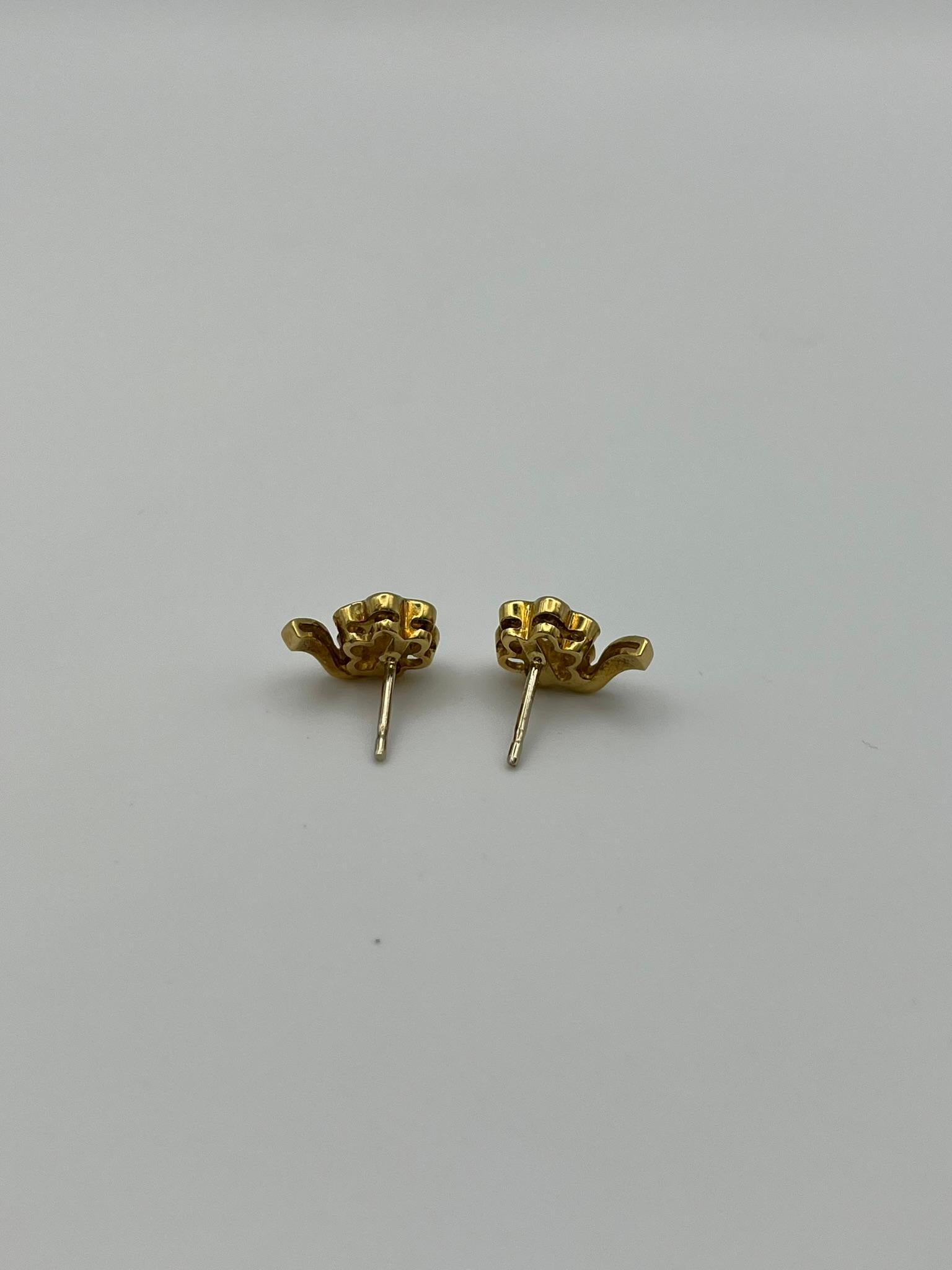 Pendientes flor artesanales de oro amarillo de 18 kt con diamantes en venta 4