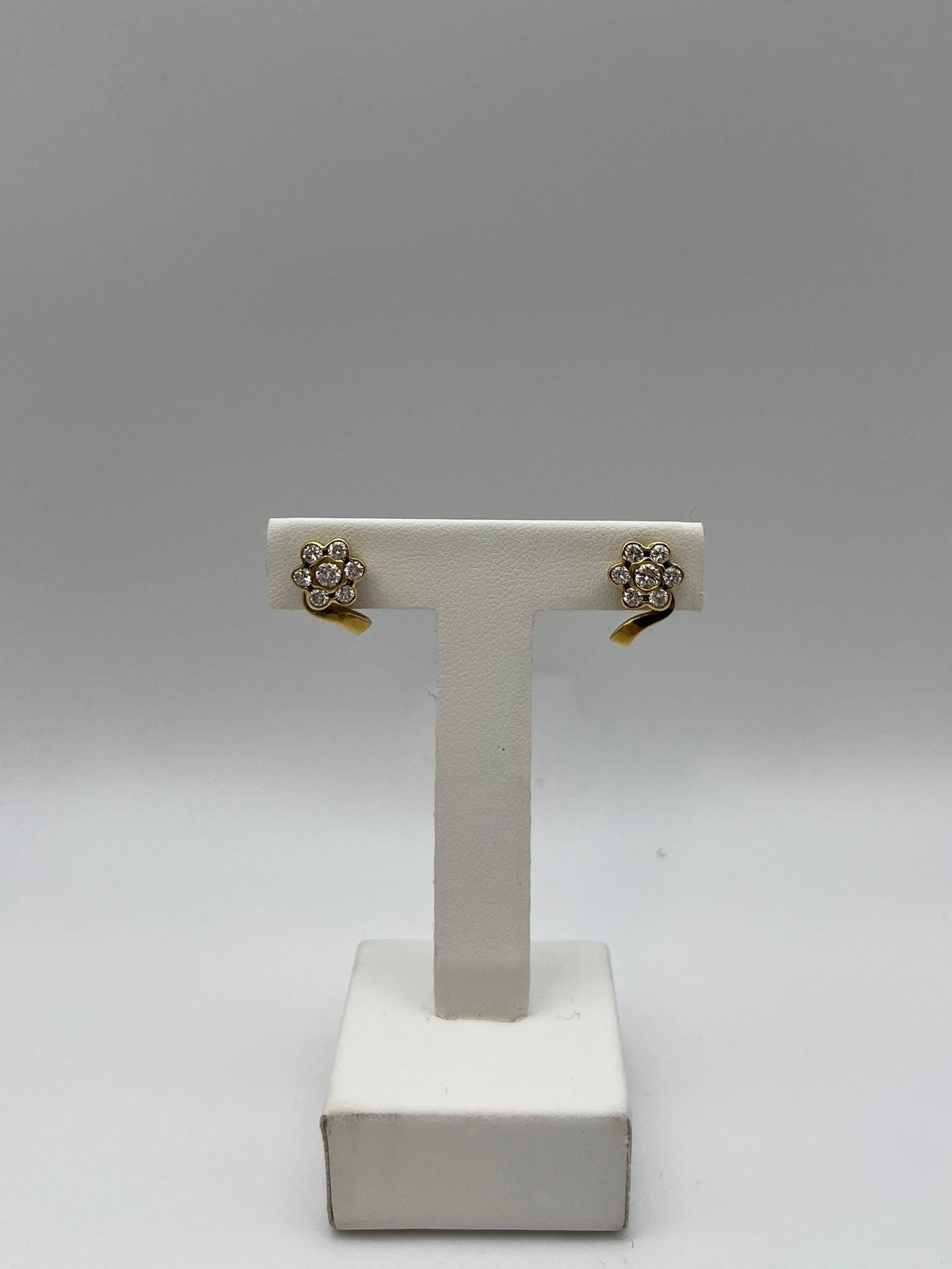 Elegantes pendientes de oro amarillo de 18 quilates hechos a mano por los mejores orfebres italianos.
El diseño, inspirado en una flor estilizada, se compone de una corola de seis diamantes talla brillante que rodean a un diamante central de mayor