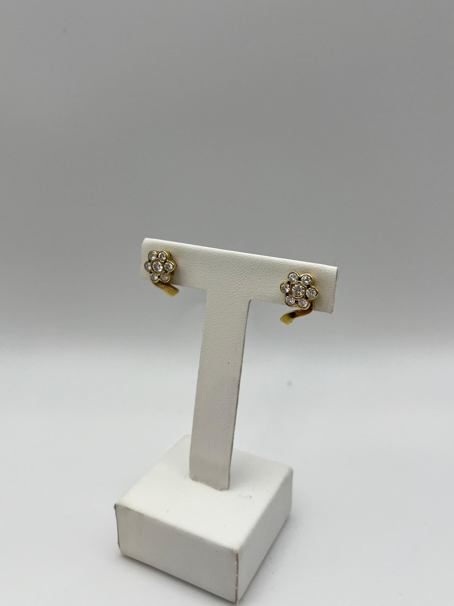 Pendientes flor artesanales de oro amarillo de 18 kt con diamantes Moderno en venta