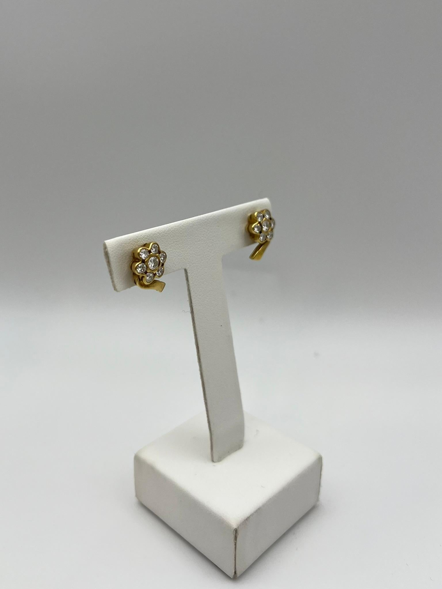 Pendientes flor artesanales de oro amarillo de 18 kt con diamantes Corte brillante en venta