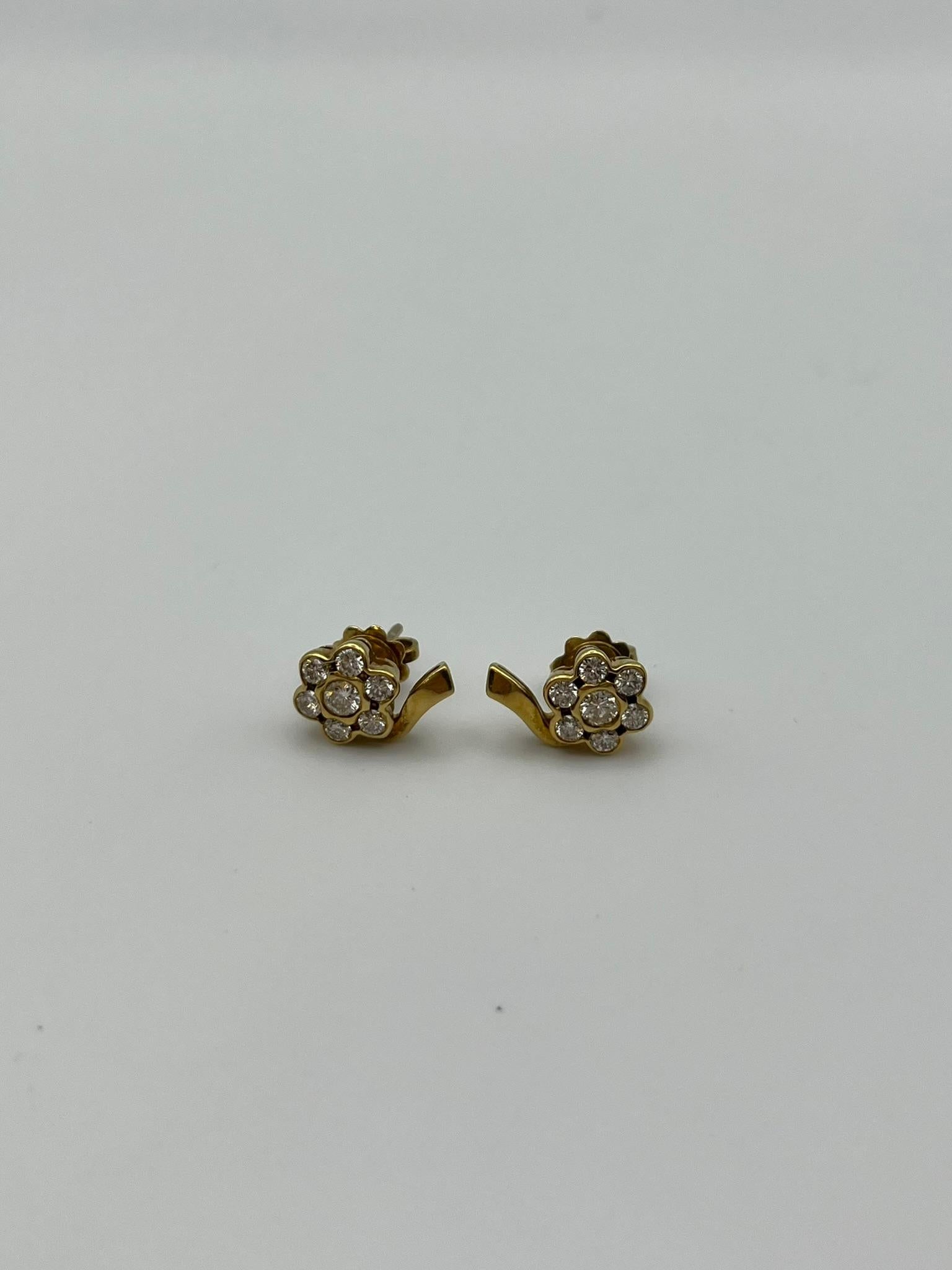 Pendientes flor artesanales de oro amarillo de 18 kt con diamantes en venta 1