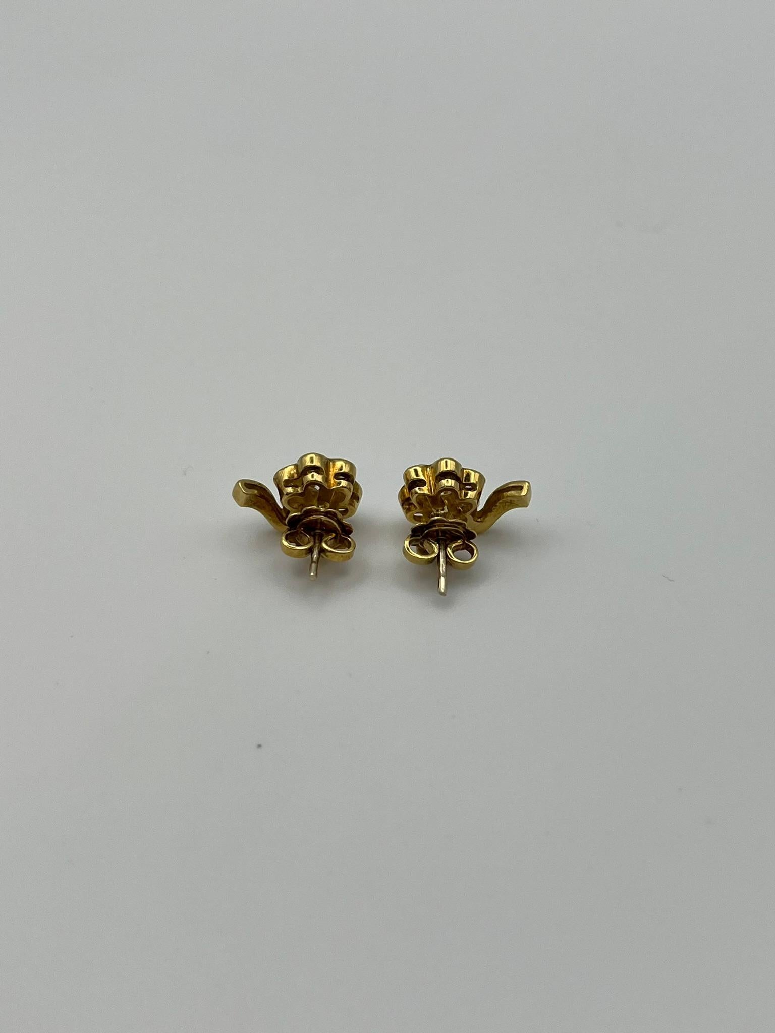 Pendientes flor artesanales de oro amarillo de 18 kt con diamantes en venta 3