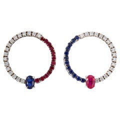 Pendientes asimétricos de oro blanco de 18 quilates con rubíes, zafiros y diamantes