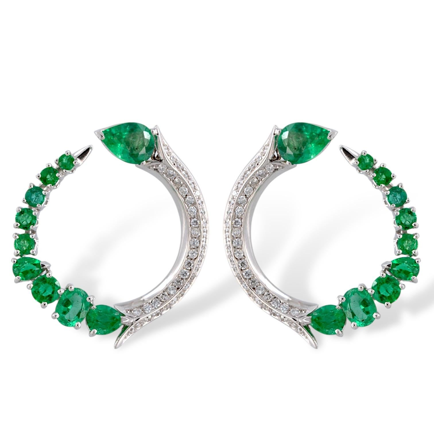 

Pendientes de aro de oro blanco de 18 quilates con esmeraldas y diamantes: una obra maestra de estilo y brillo

Estos preciosos pendientes de aro, elaborados con una artesanía experta, encarnan la elegancia y la sofisticación. Su diseño distintivo