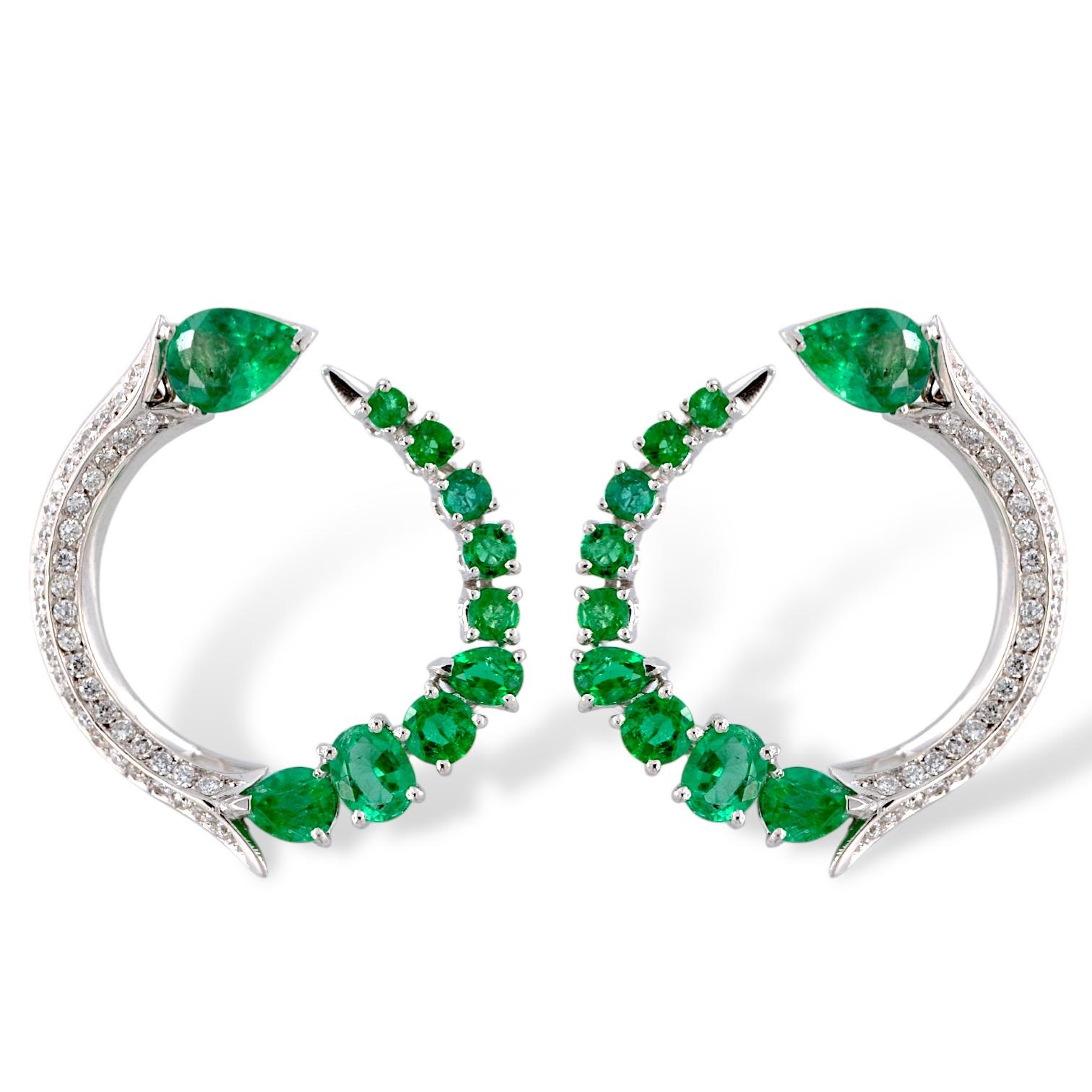 Pendientes de aro de oro blanco de 18 quilates con esmeraldas y diamantes Artesano en venta