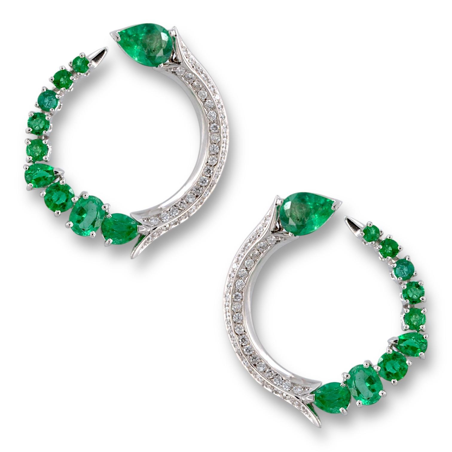 Pendientes de aro de oro blanco de 18 quilates con esmeraldas y diamantes Pear Cut en venta